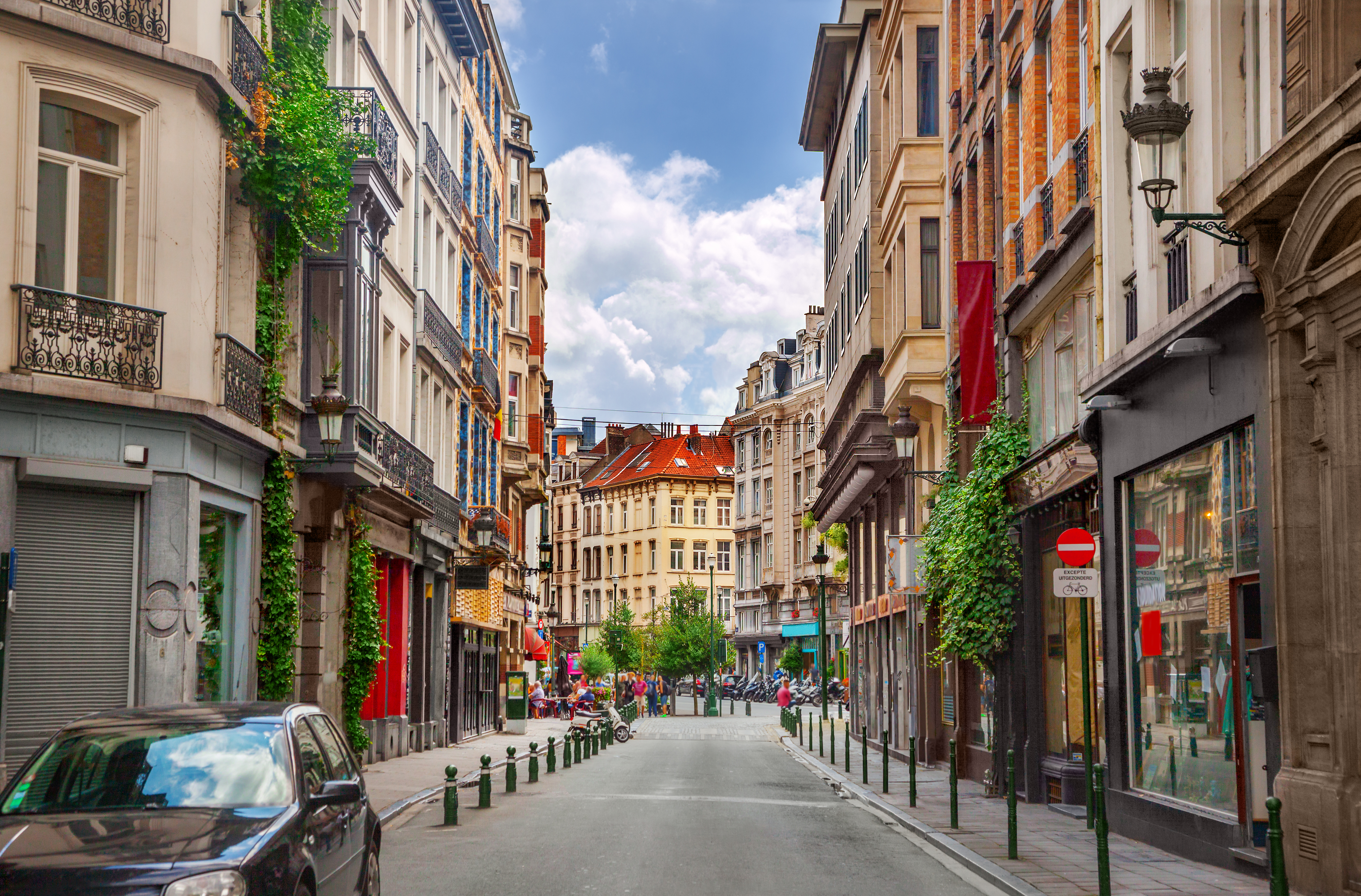 Smuk historisk gade i Bruxelles' bymidte med charmerende butikker, caféer og traditionel belgisk arkitektur