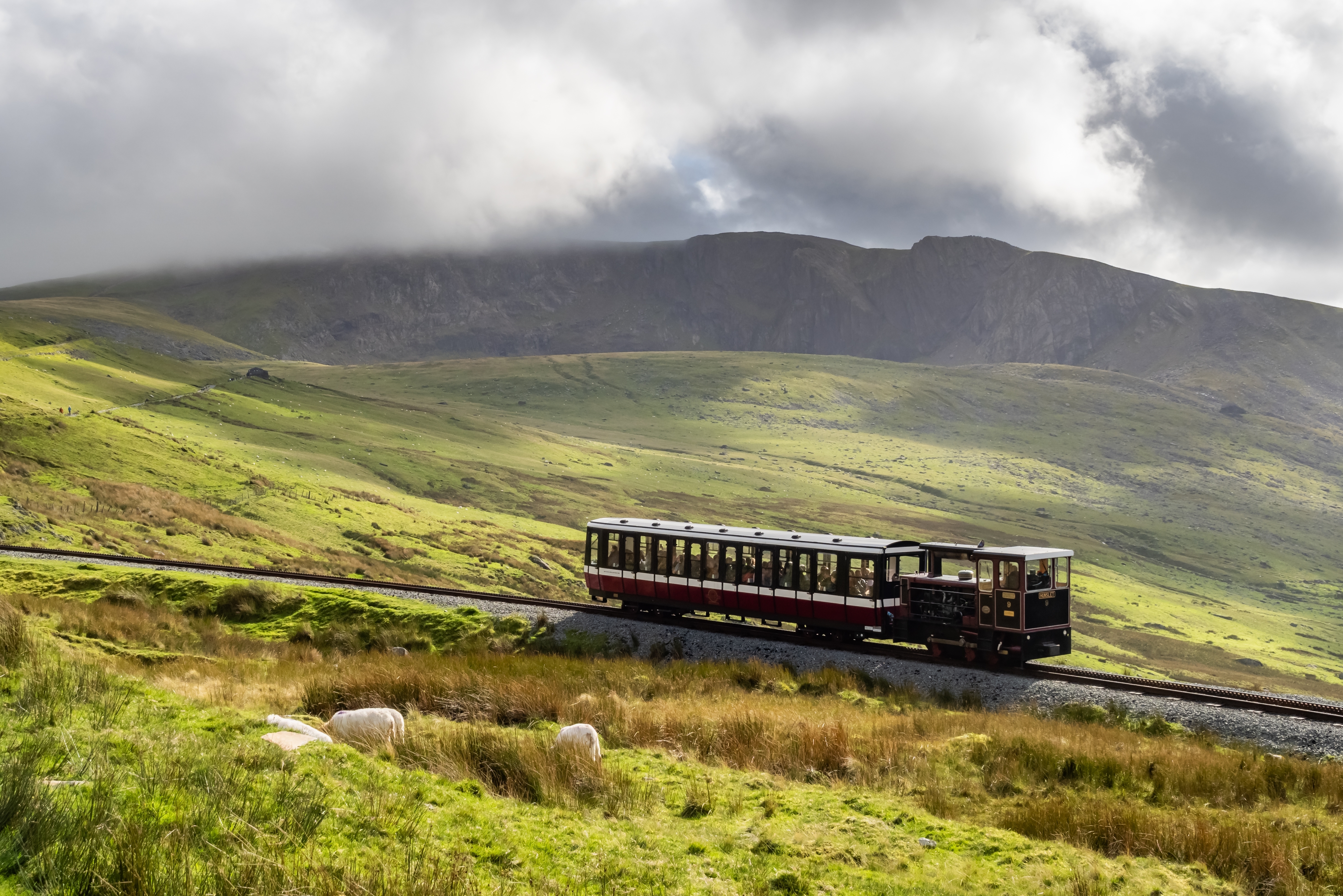 Nostalgisk damptog kører gennem det spektakulære bjerglandskab i Snowdonia National Park