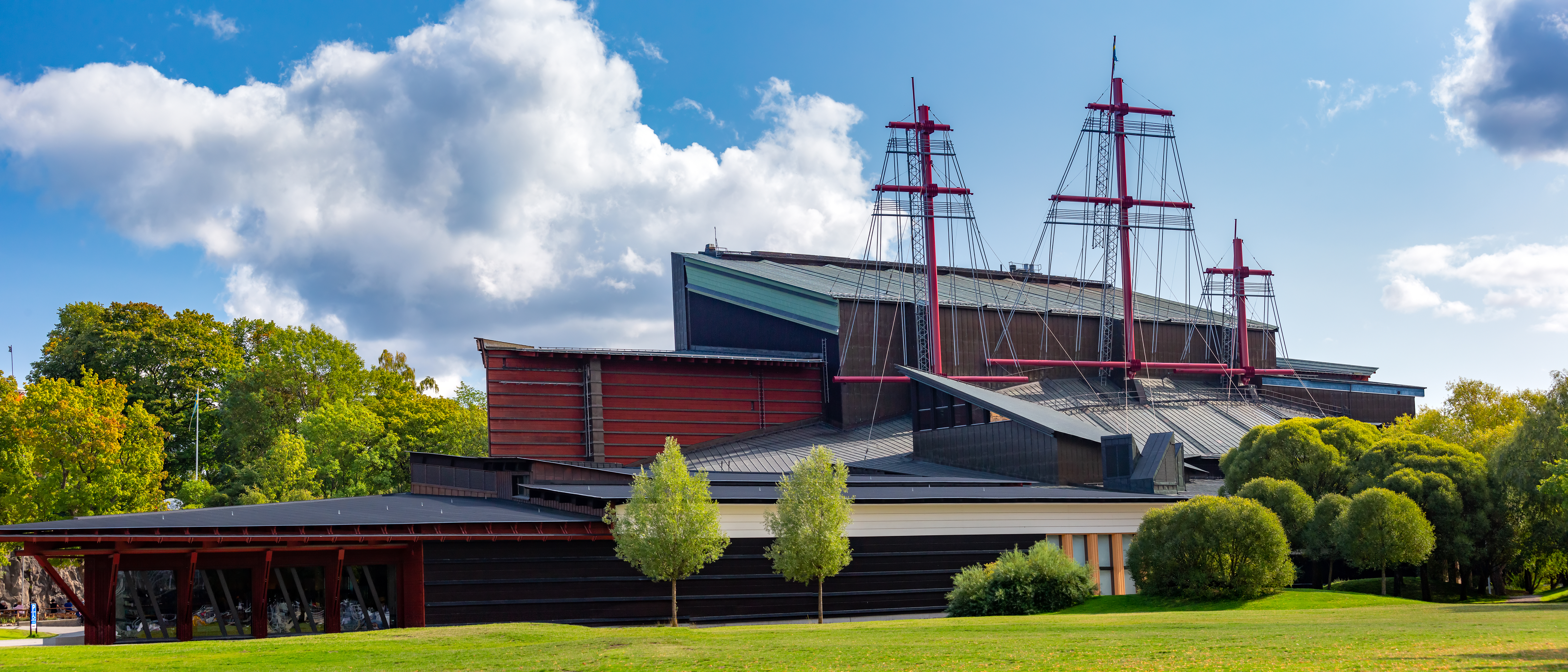 Soefartsmuseum i Stockholm med gamle sejlskibe og moderne museumsbygning