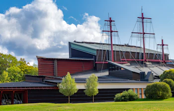 Soefartsmuseum i Stockholm med gamle sejlskibe og moderne museumsbygning