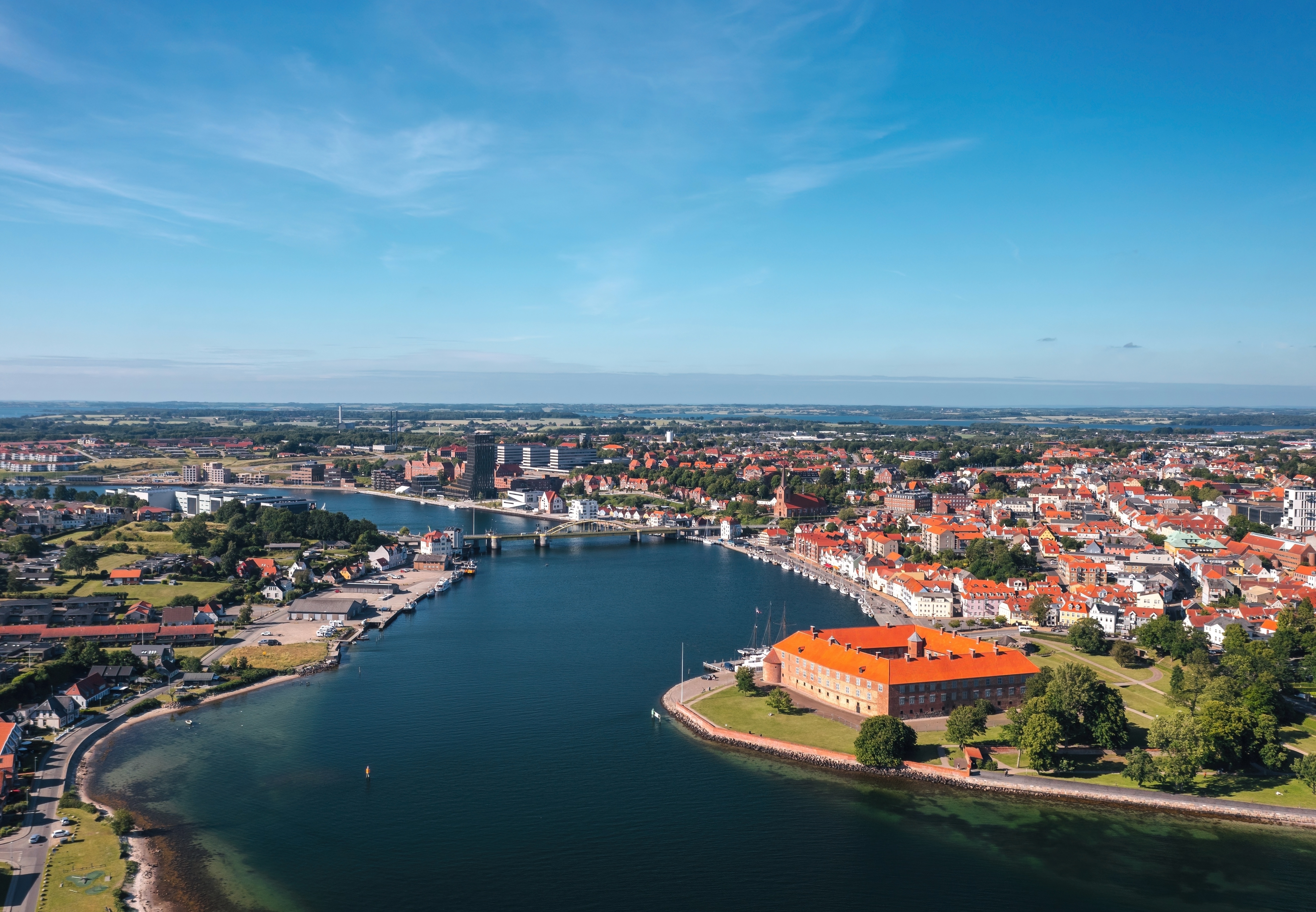 Luftbillede af Sønderborg havn og det historiske slot i Danmark