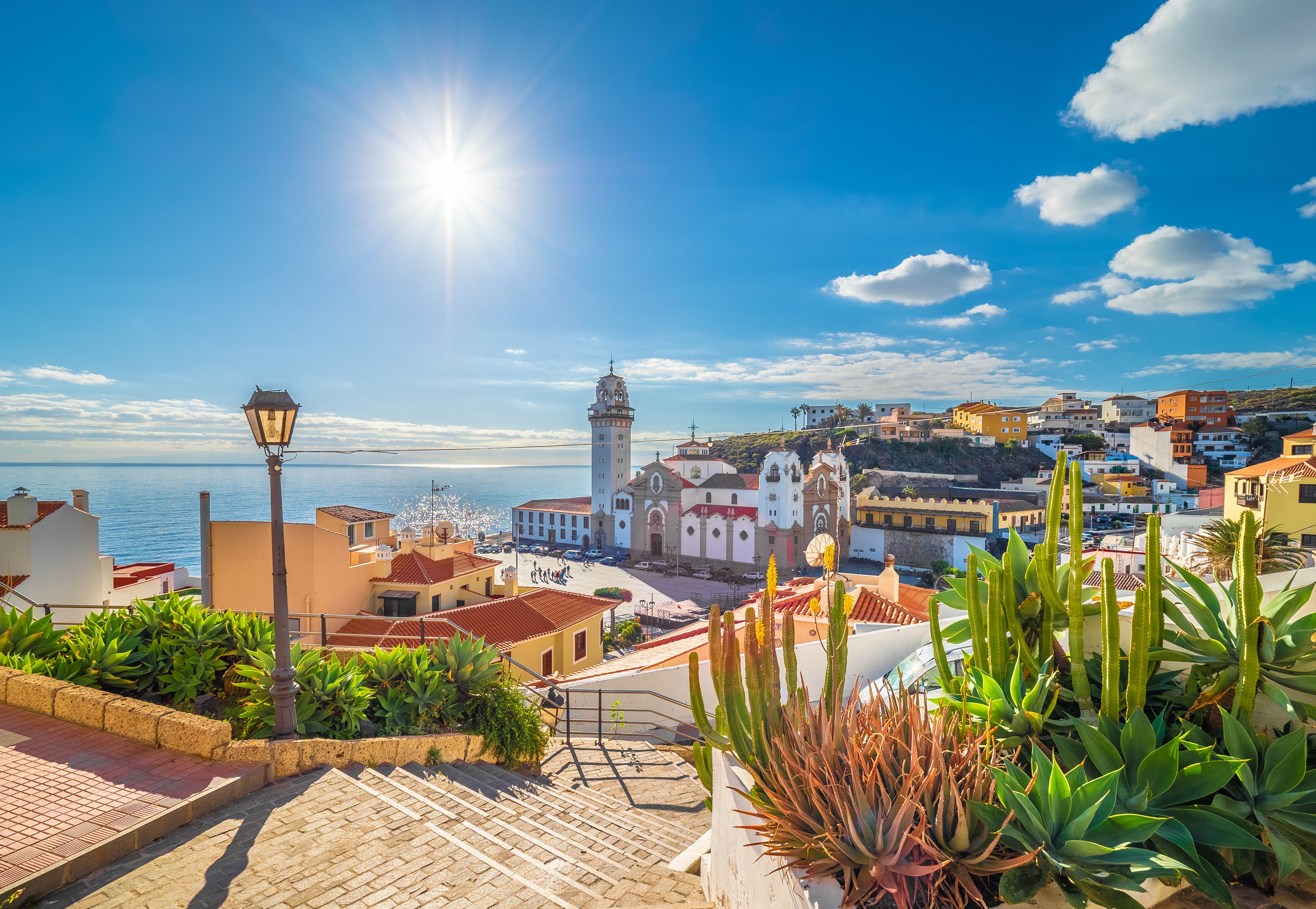 Idyllisk udsigt over den religiøse by Candelaria med dens smukke arkitektur og beliggenhed ved Atlanterhavet på Tenerife