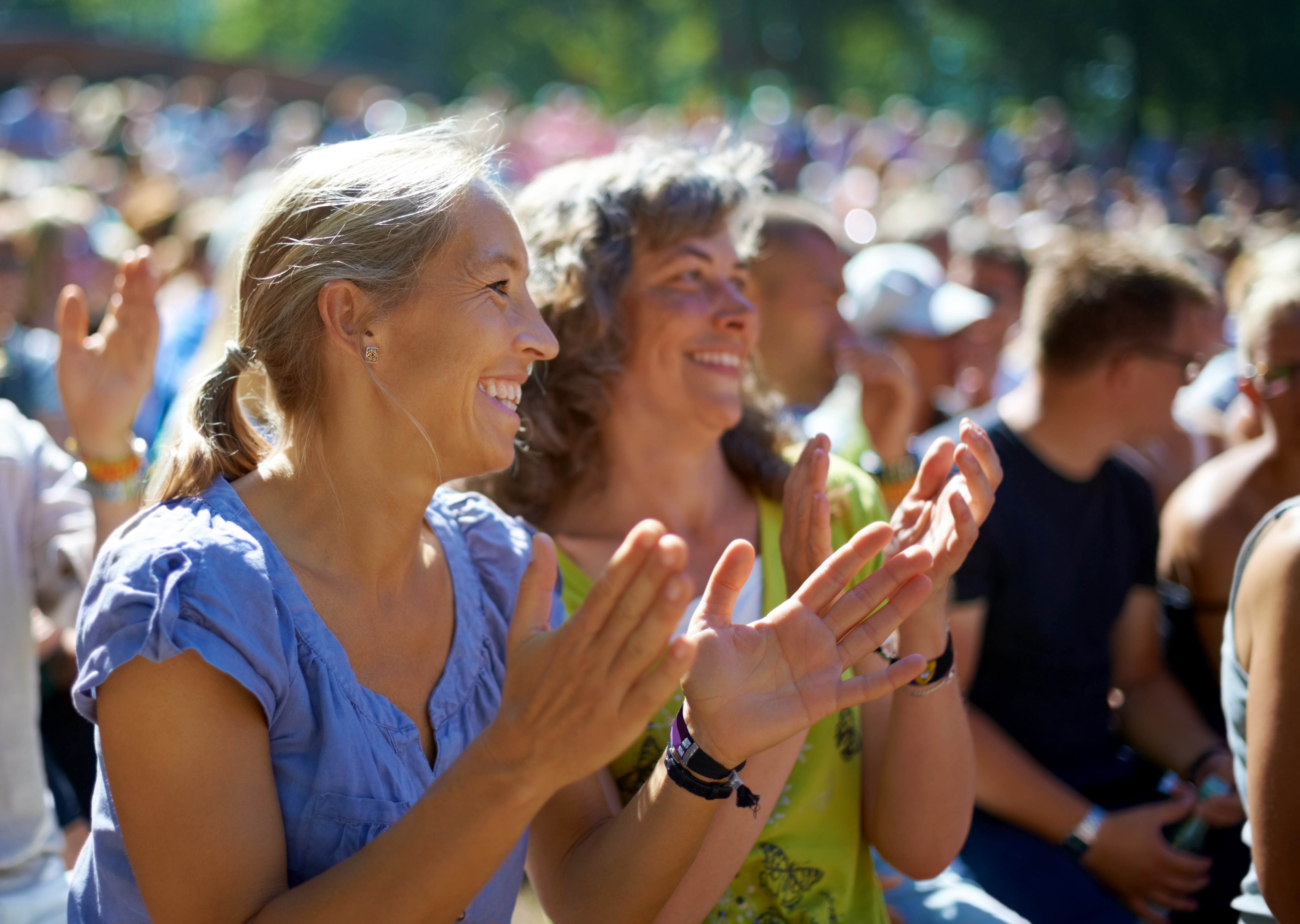 Sommer musikfestival med glade kvinder der klapper i publikum