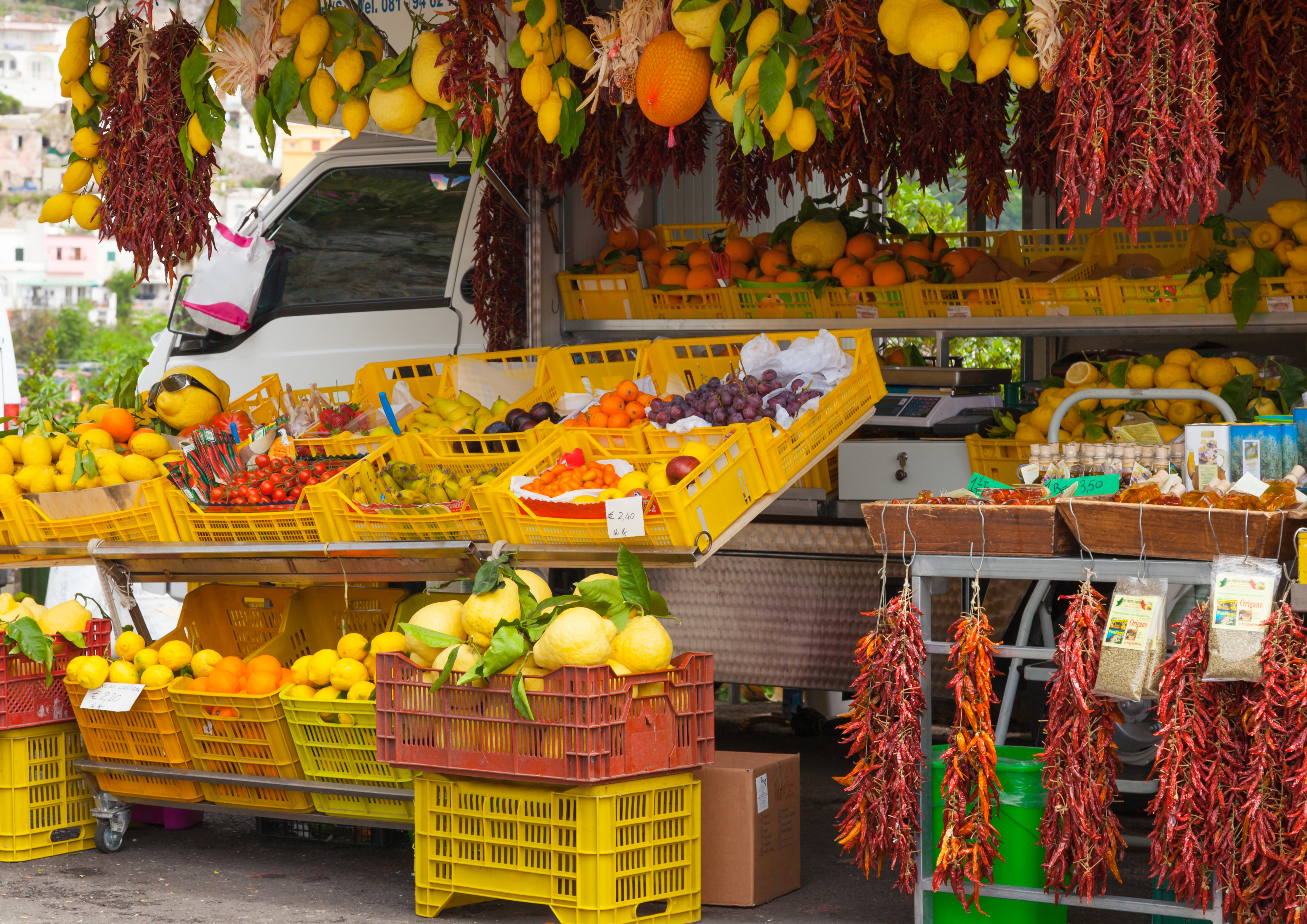 Lokalt citrusmarked i Sorrento med friske citroner til limoncello og italiensk madlavning