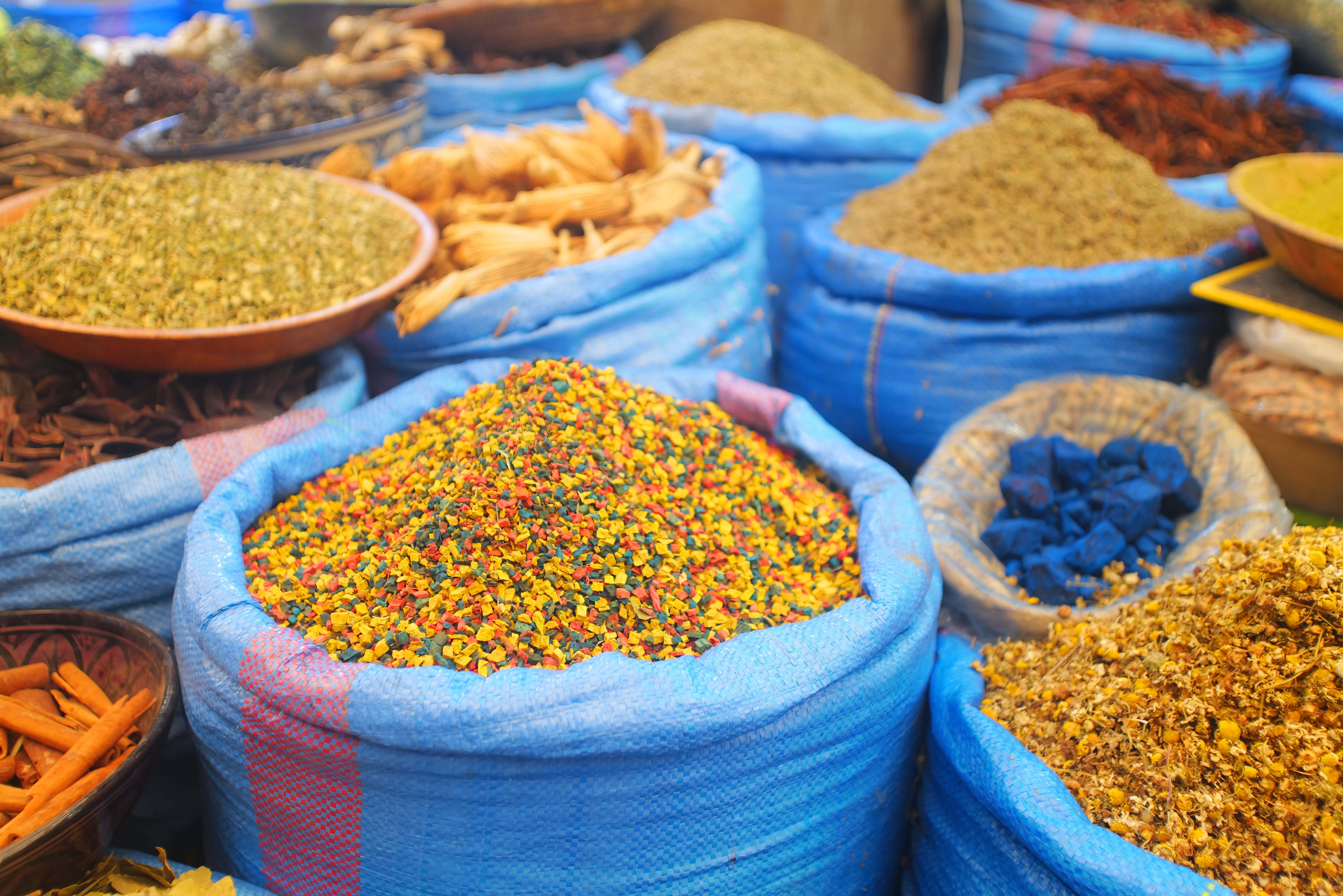Traditionelle marokkanske krydderier og urter i blå sække på Souk El Had bazaren i Agadir