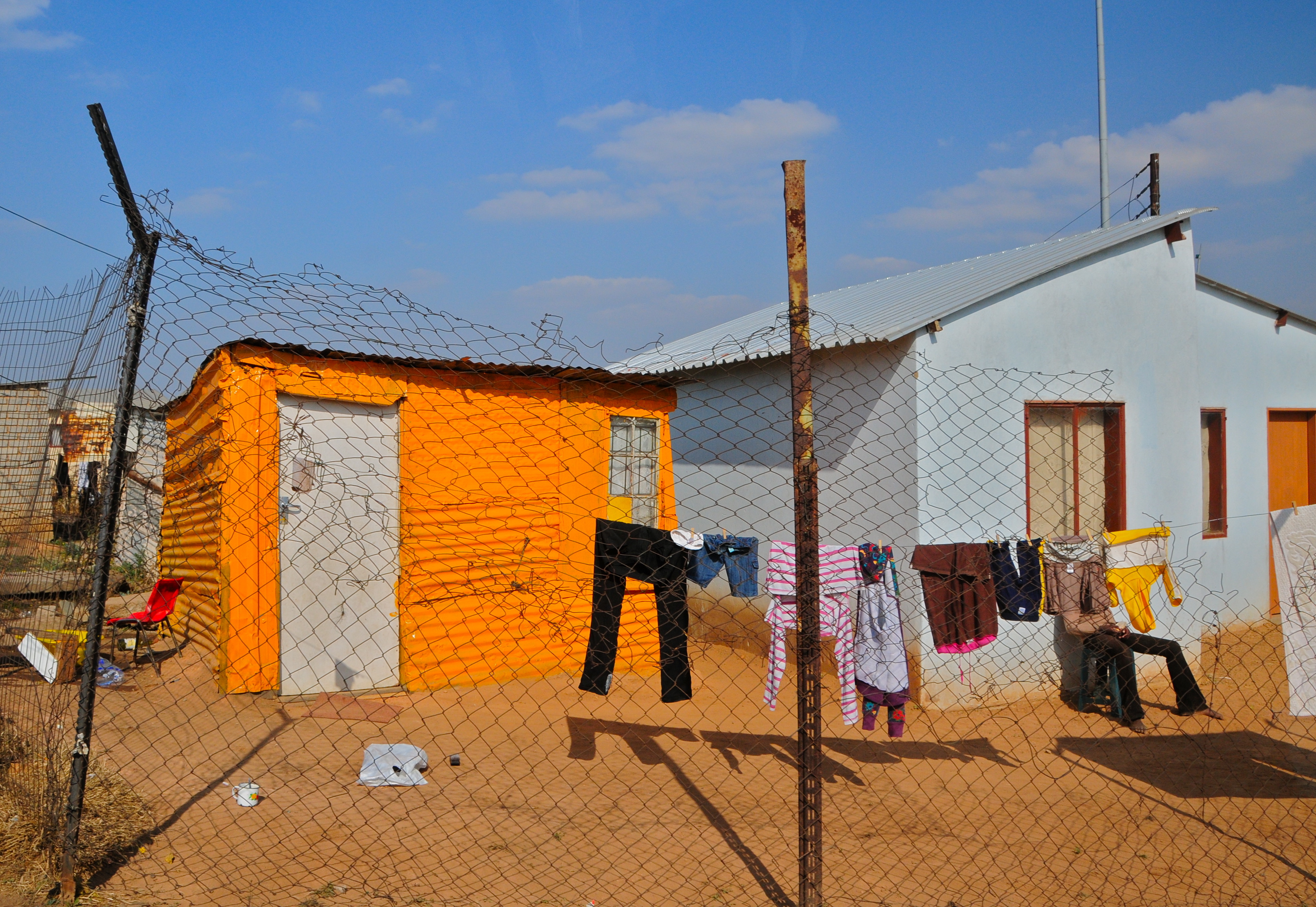 Township-arkitektur med tørretøj i Soweto, Johannesburg