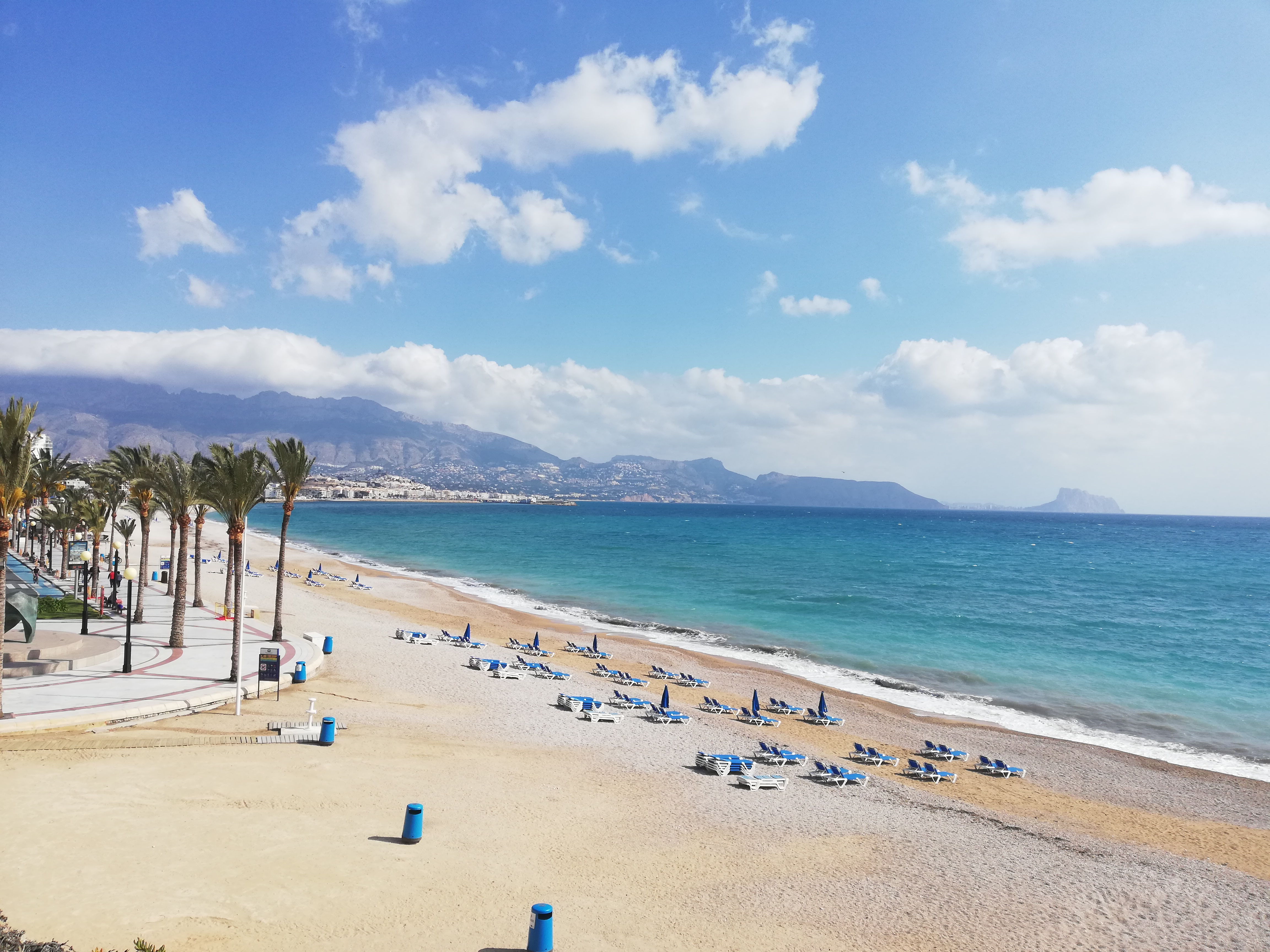 Fantastisk Albir strand med solsenge og palmer ved Middelhavet i Spanien