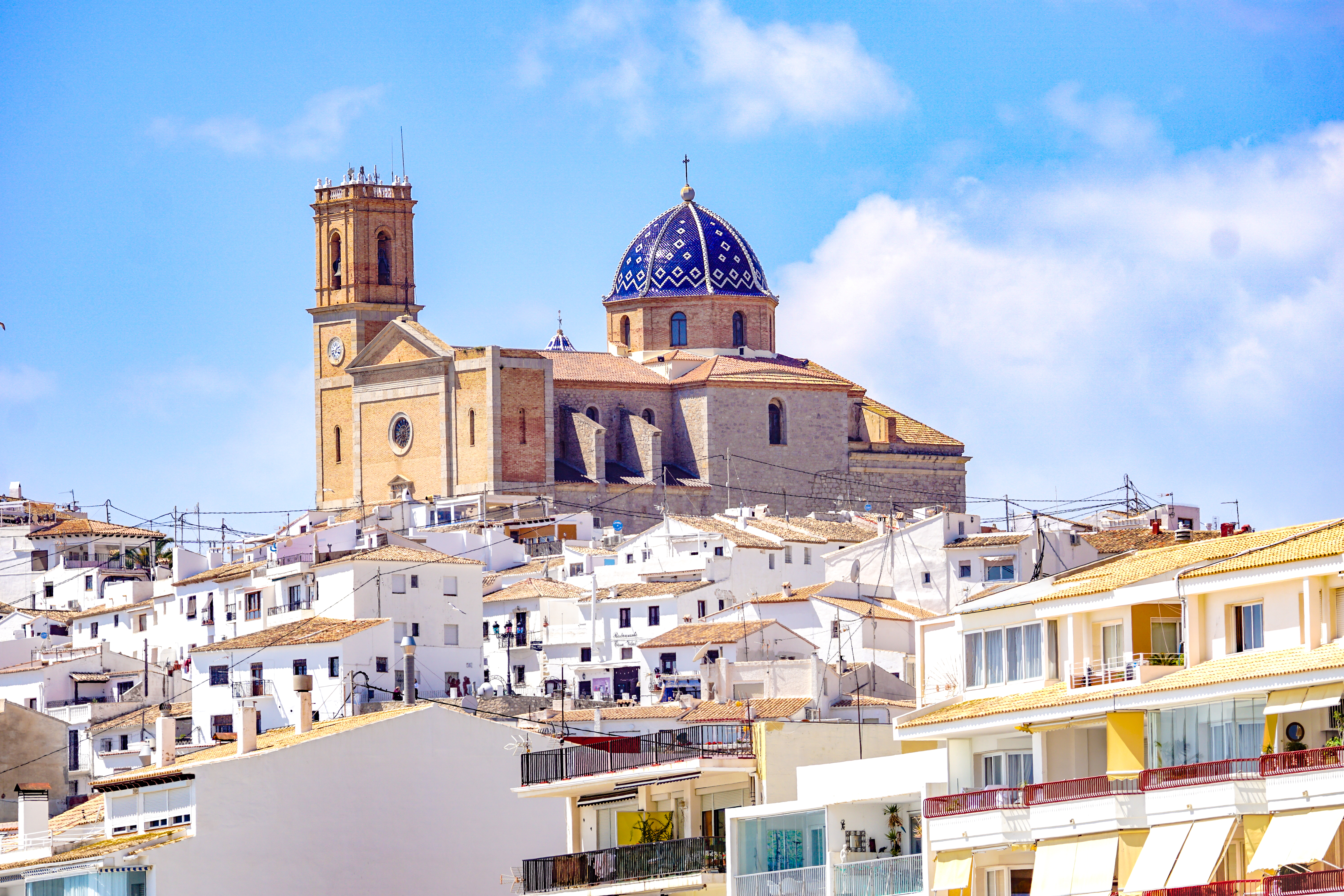Altea i Spanien med traditionelle hvide huse og smuk kirke - perfekt rejsemål på Costa Blanca