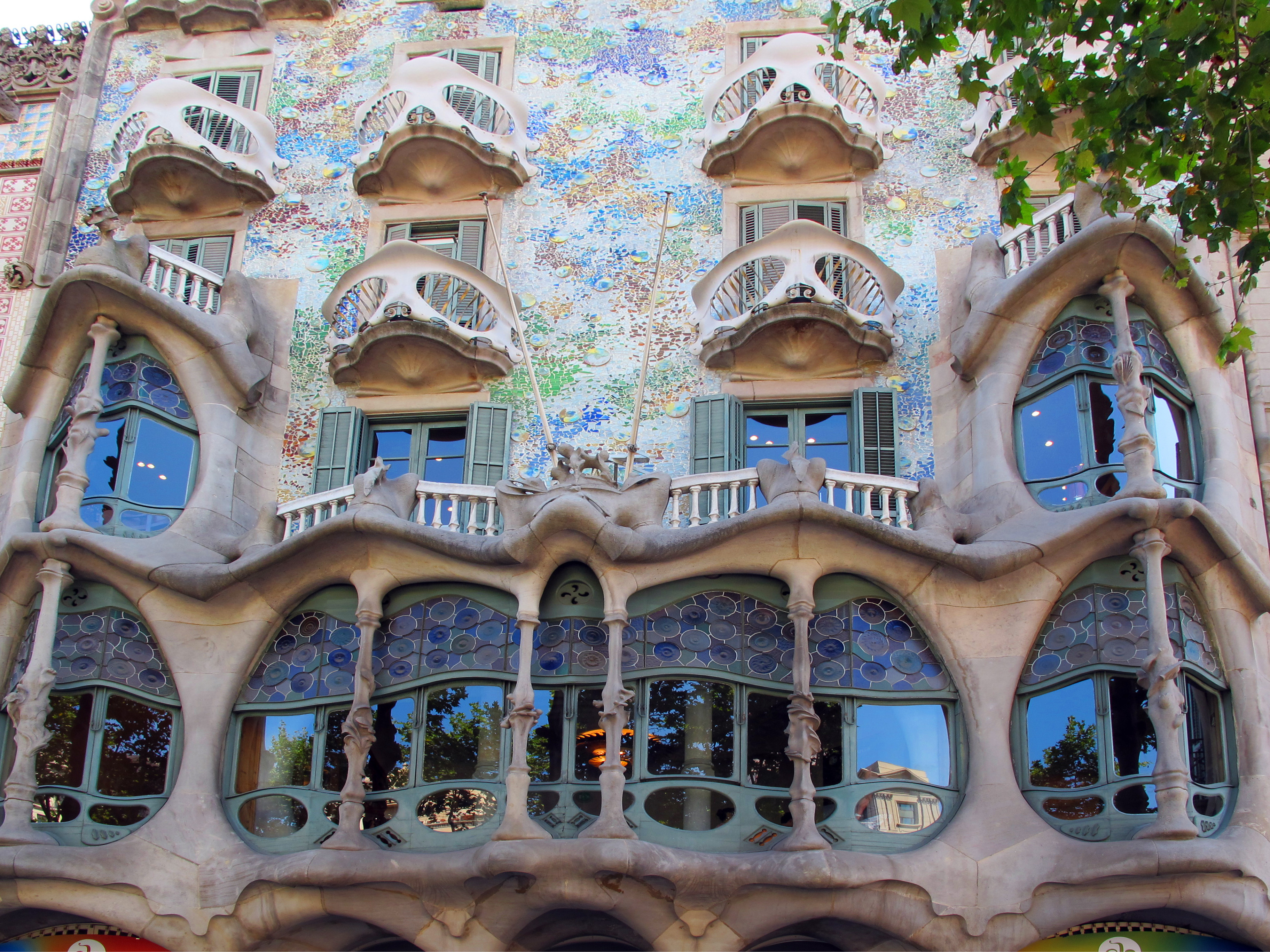 Casa Batllo's dekorative mosaikfacade i Barcelona Spanien