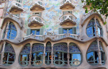 Casa Batllo's dekorative mosaikfacade i Barcelona Spanien