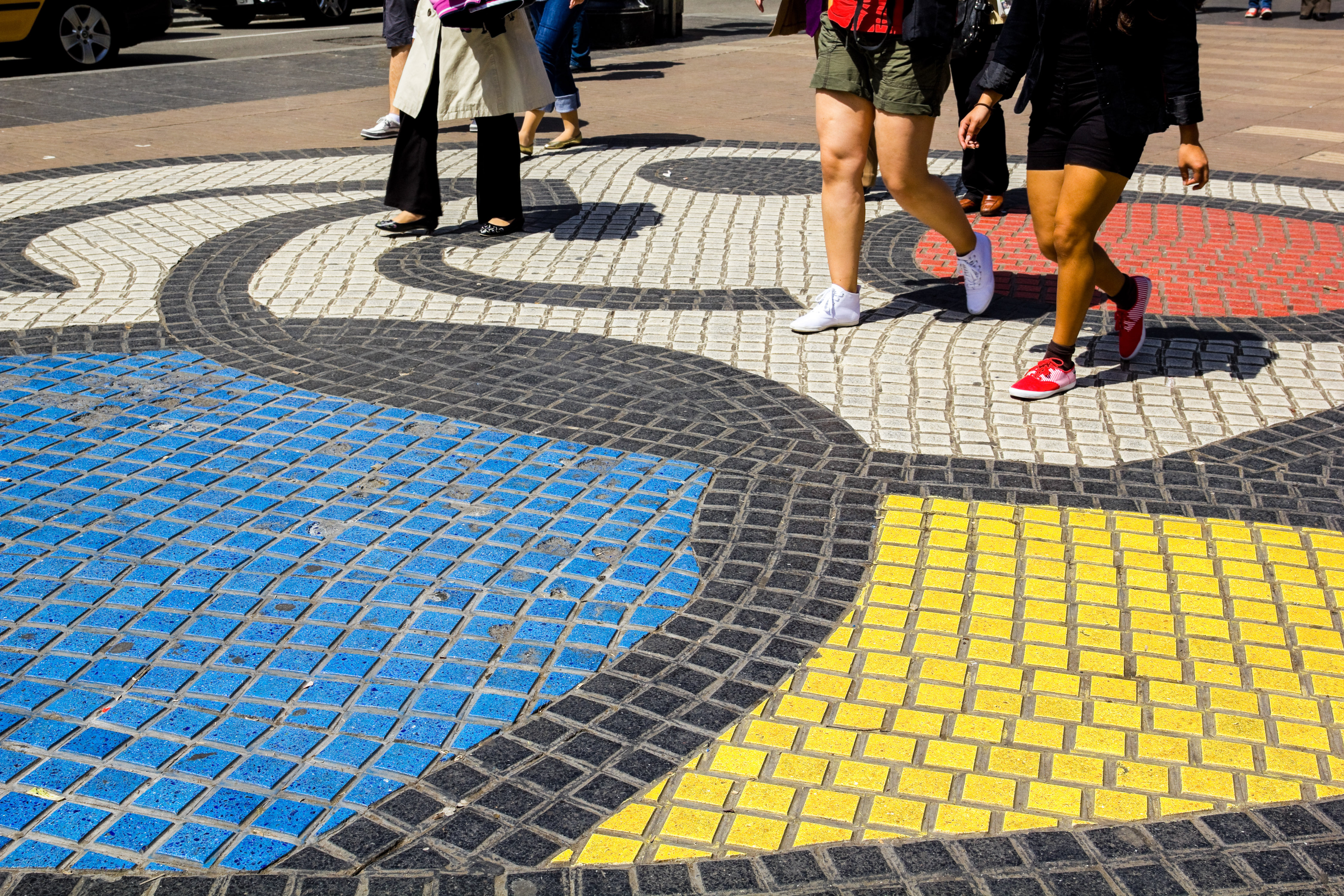 Turist destination Las Ramblas med Miros ikoniske mosaik i Barcelona Spanien