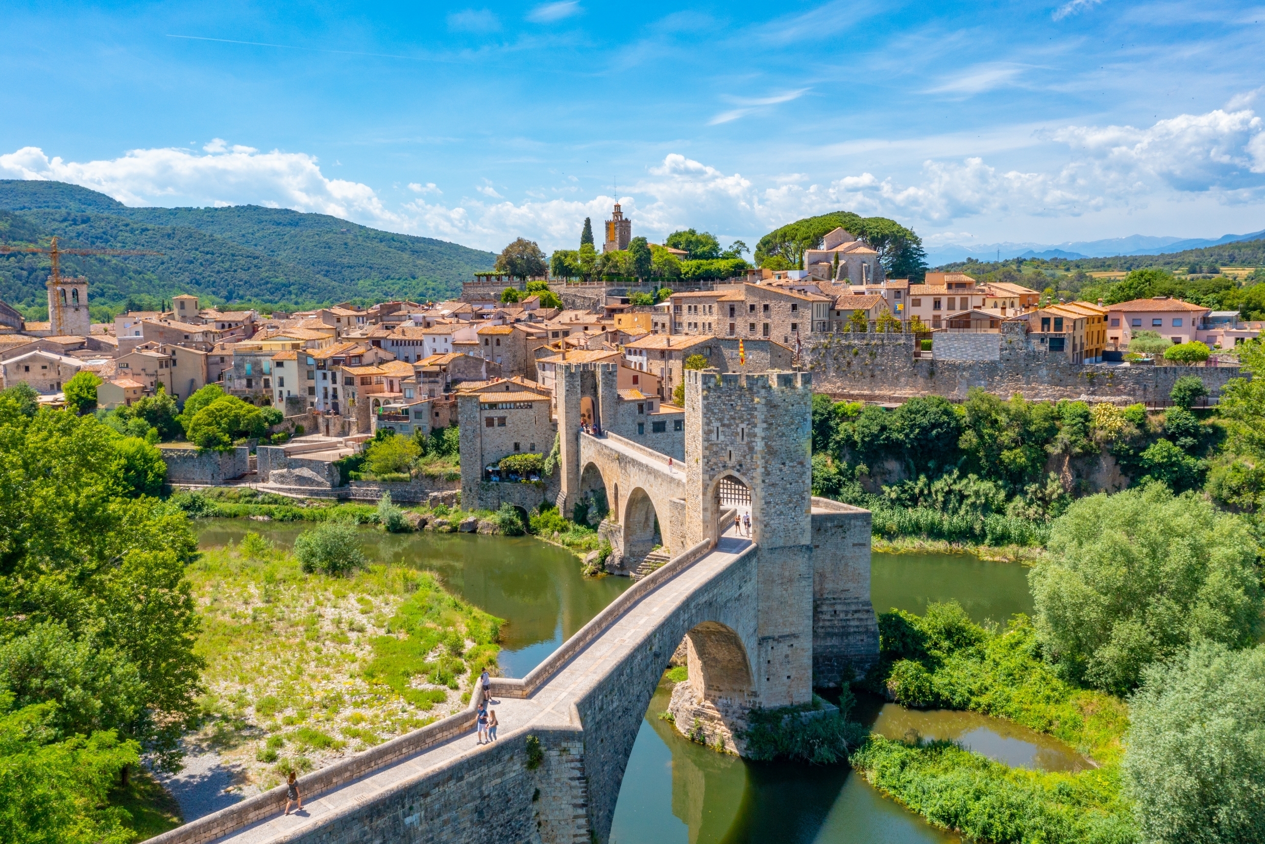 Fortificeret middelalderlig bro over River Fluvia i Besalu, Catalonien Spanien