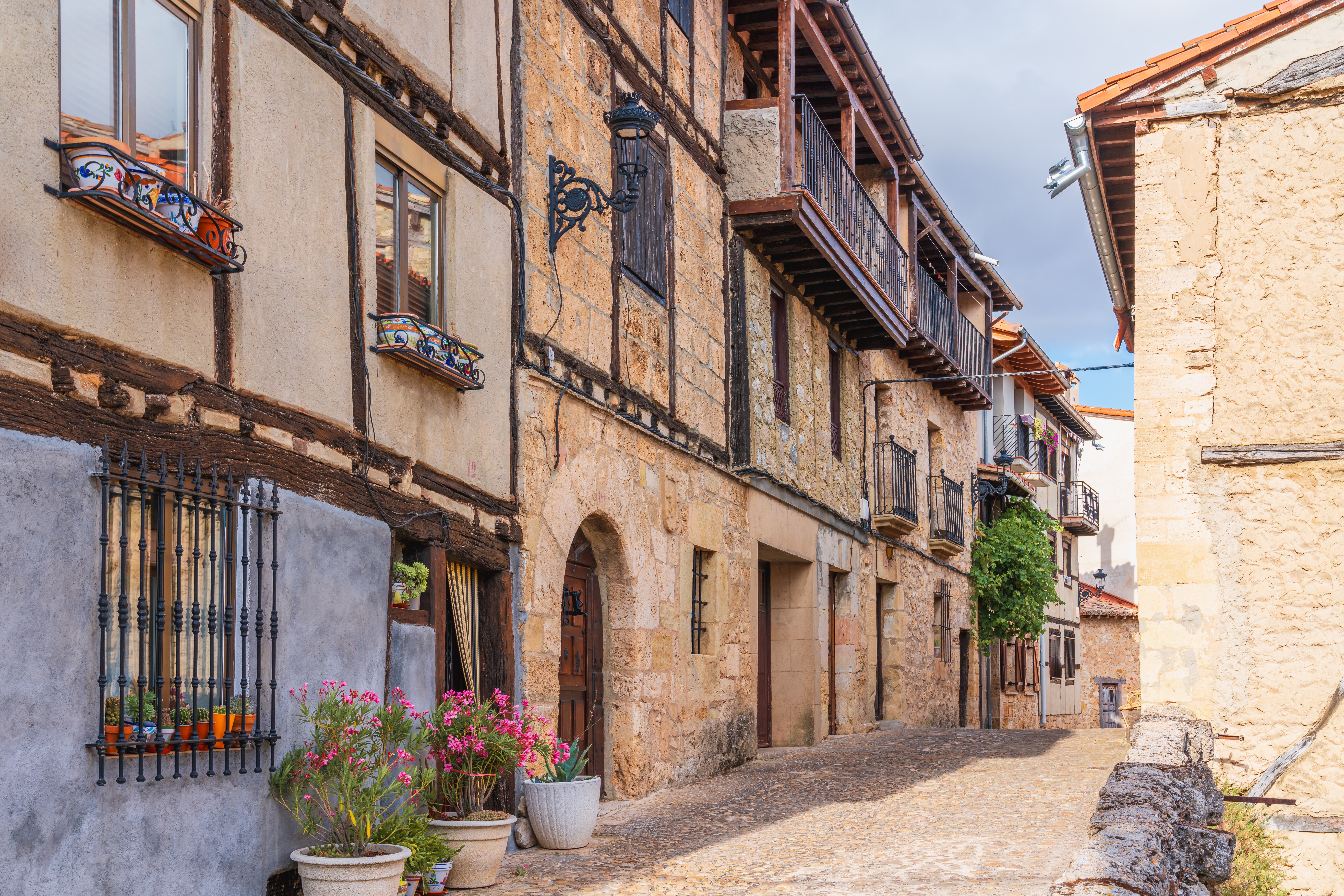 Traditionel spansk arkitektur med blomster i medieval landsby Frias