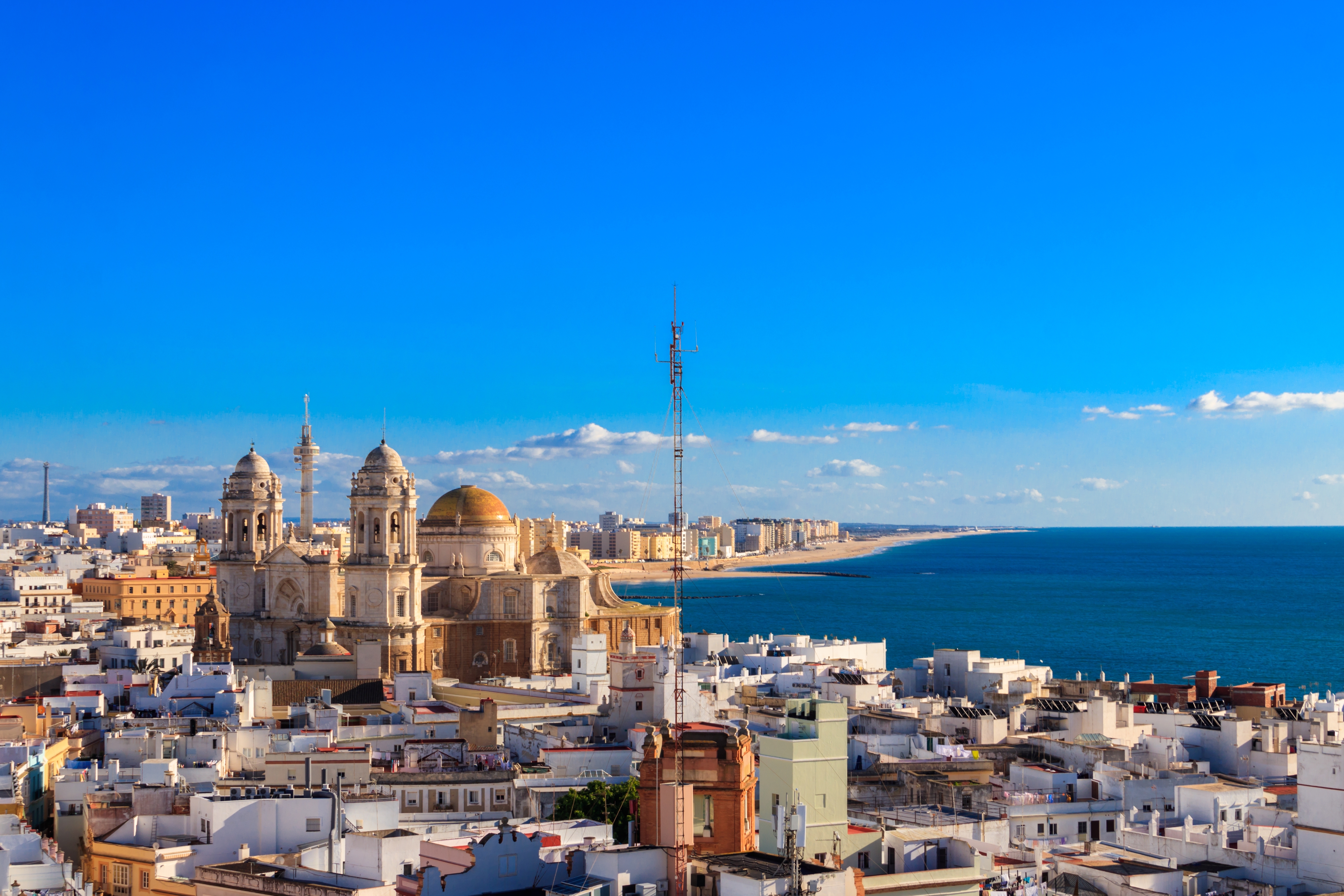 Fantastisk panoramaudsigt over Cadiz katedral og kystlinjen i det sydlige Spanien