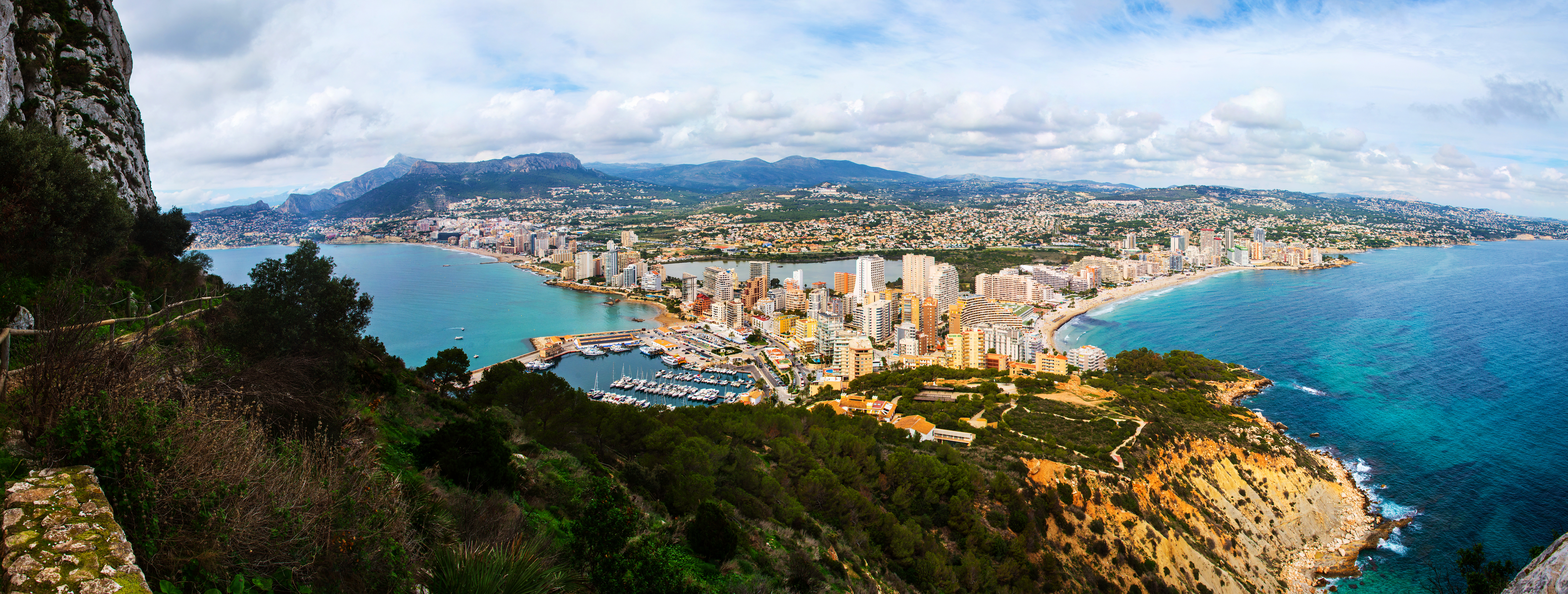 Calpe marina og sandstrand set fra luften i det populære ferieområde Costa Blanca