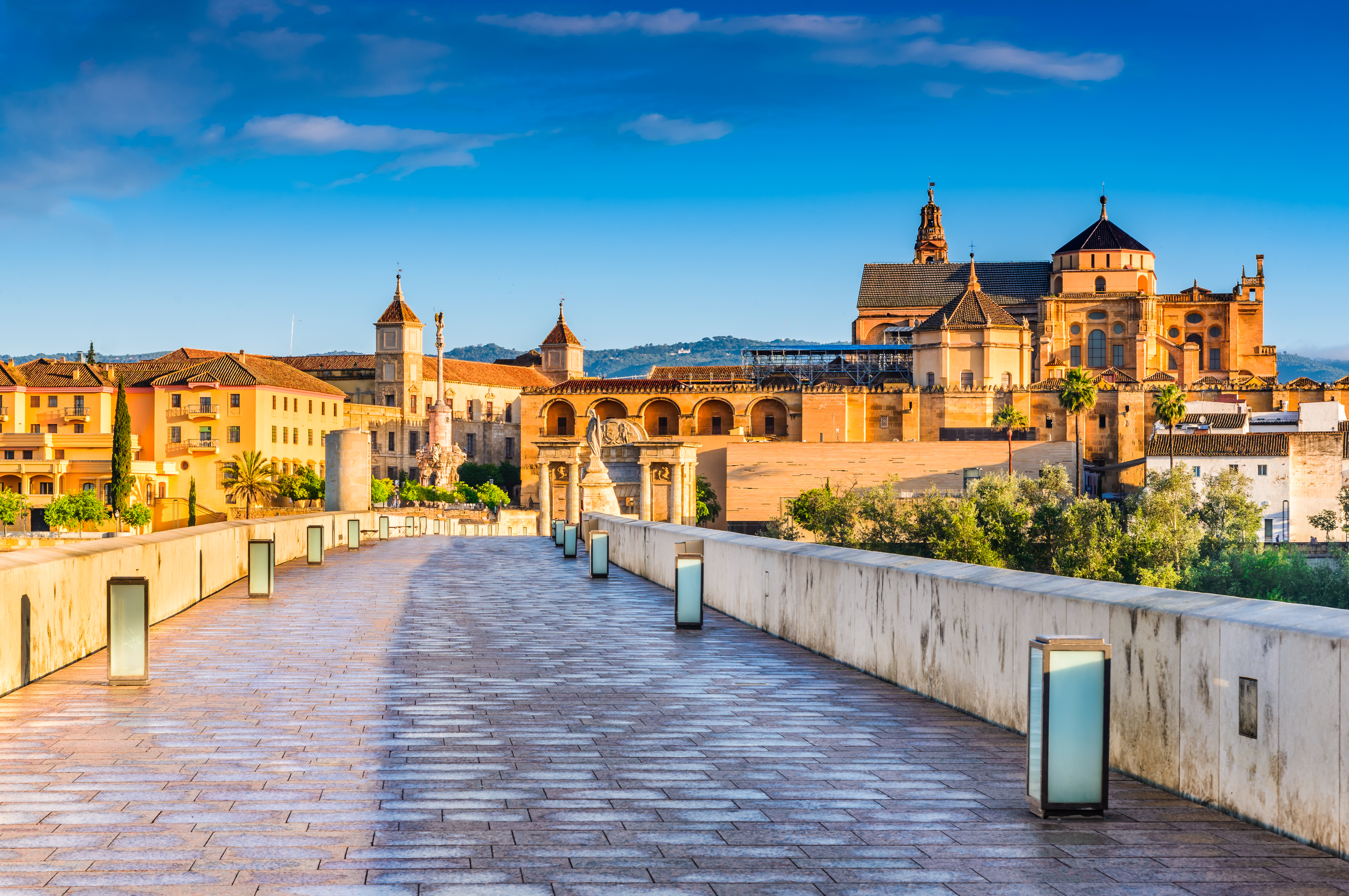 Historisk udsigt fra den romerske bro mod den mauriske Mezquita-katedral i skumringen, Cordoba