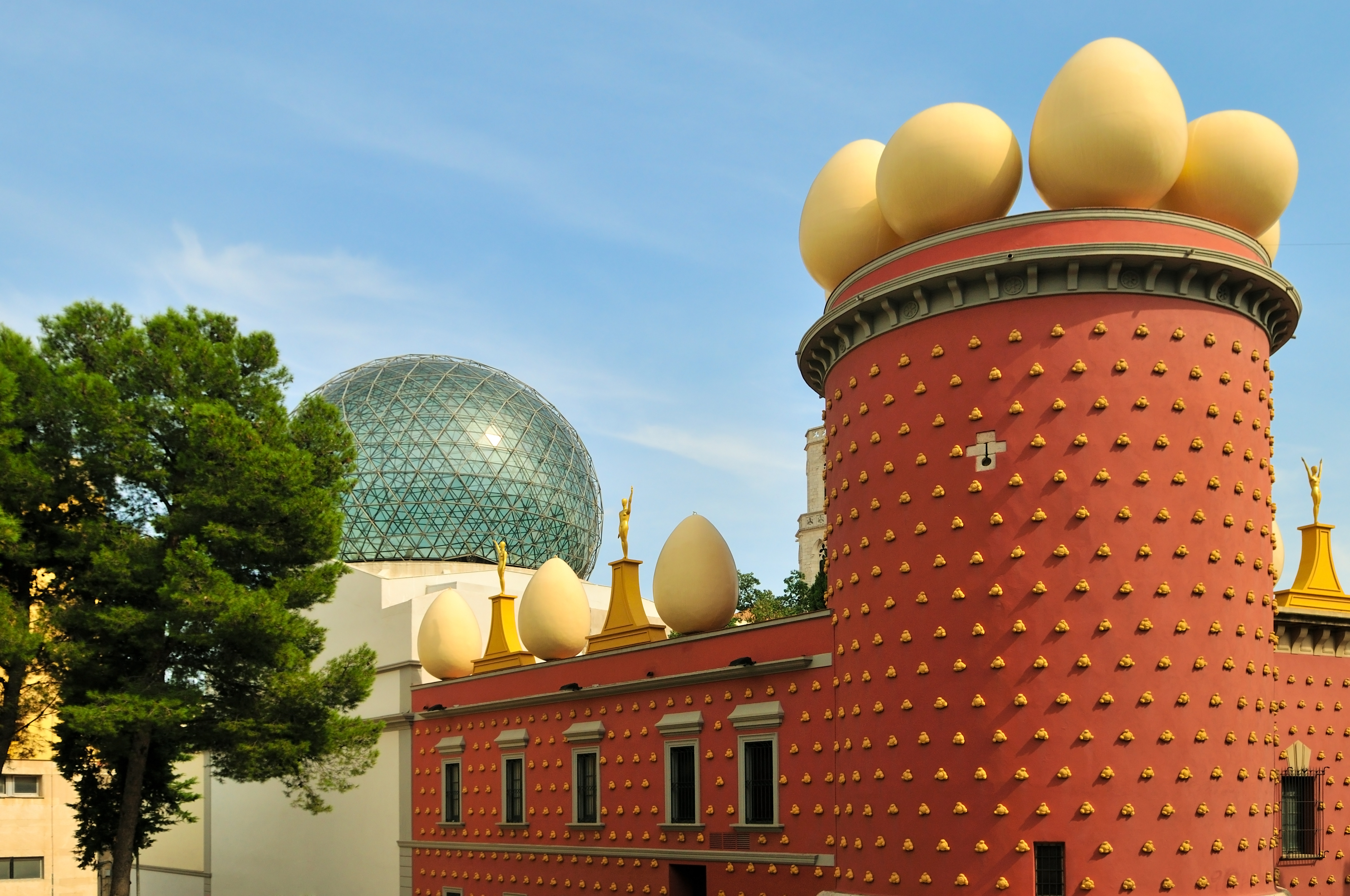 Salvador Dalí Museum i Figueres med surrealistisk arkitektur og kunstværker