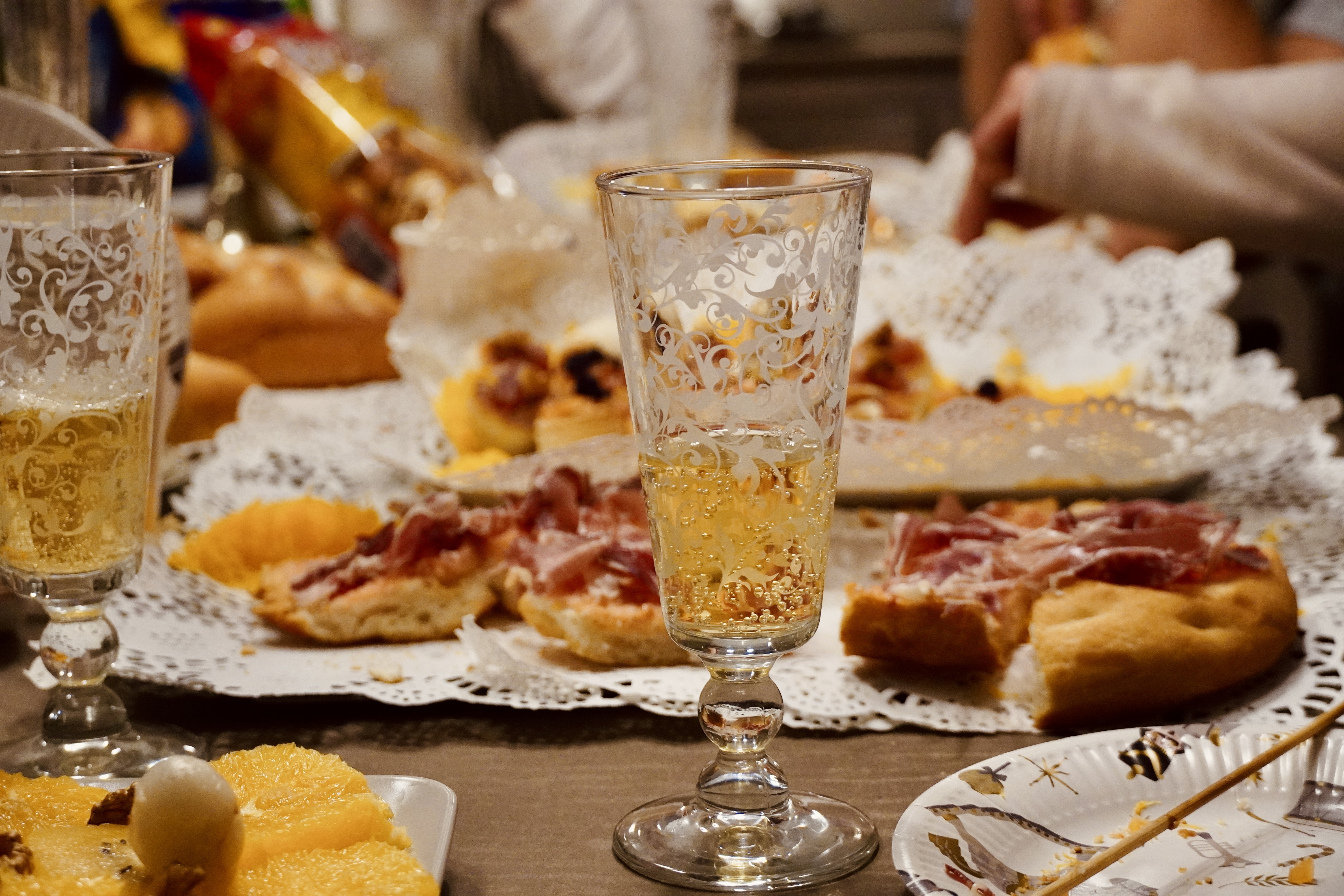 Traditionelt spansk festbord med elegant glas mousserende cava og lækre tapas med jamon serrano og andre spanske specialiteter