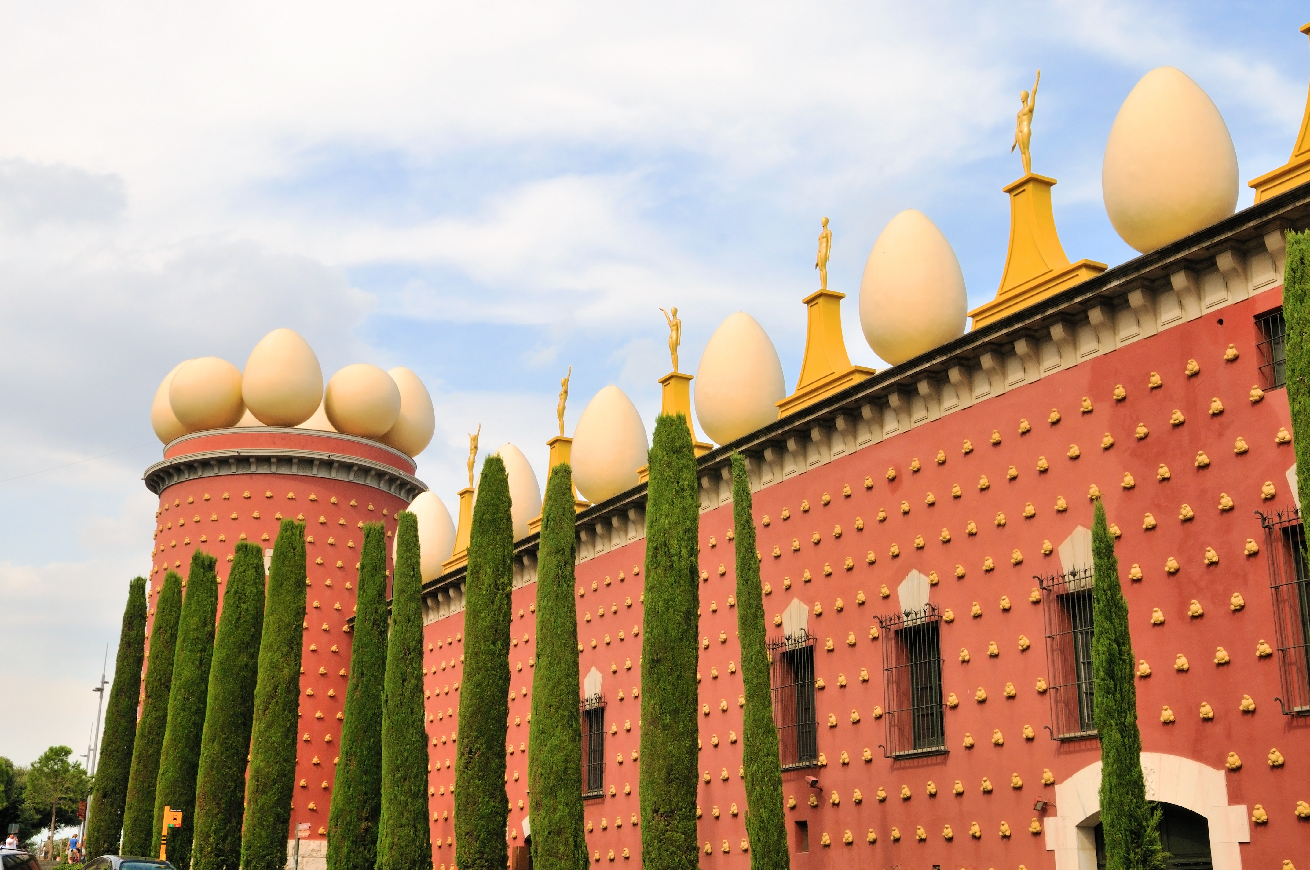 Salvador Dalí Theatre Museum med surrealistische æg-dekorationer i Figueres på rejse til Spanien