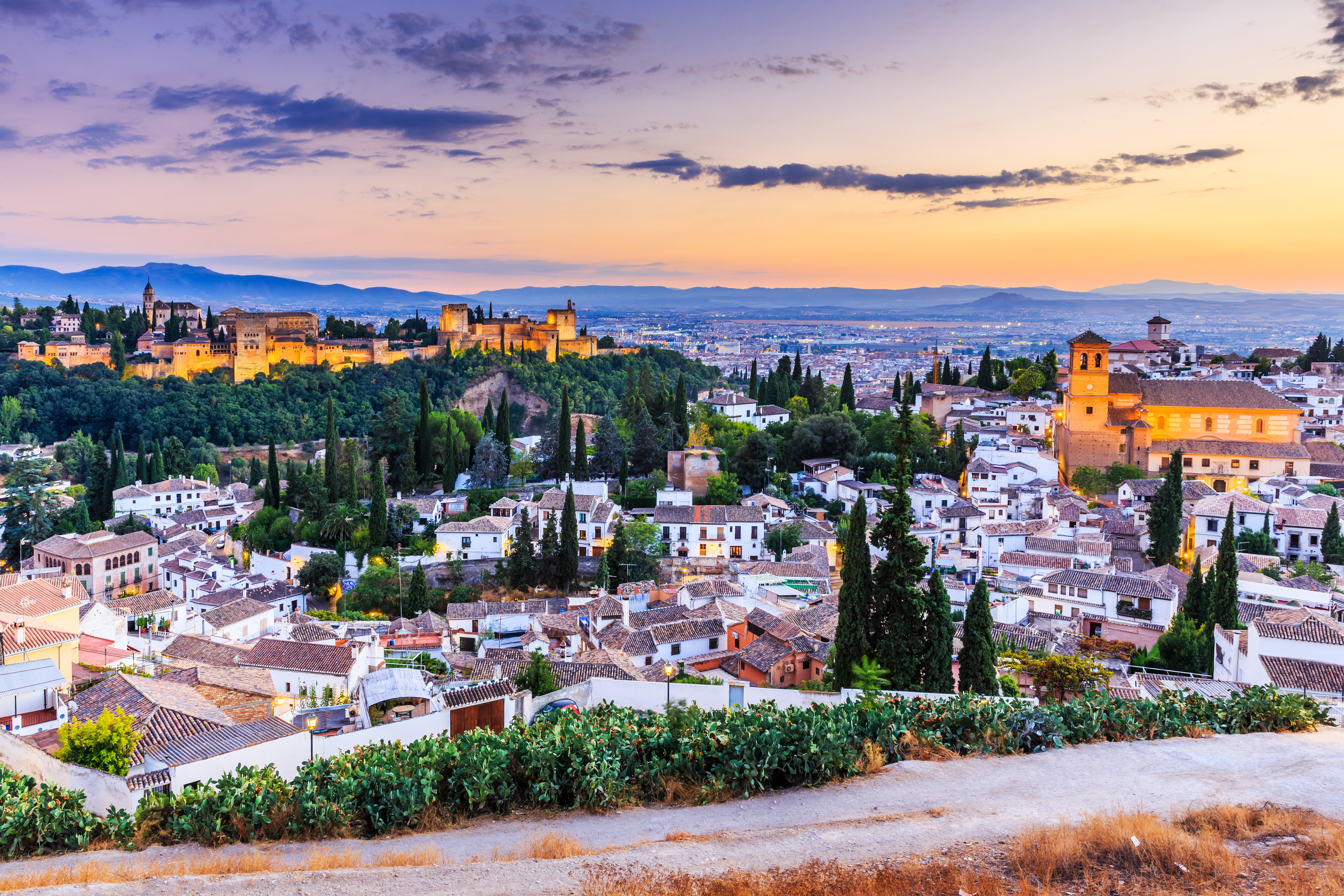 Spektakulær solnedgang over Granada og Alhambra-paladset i Andalusien