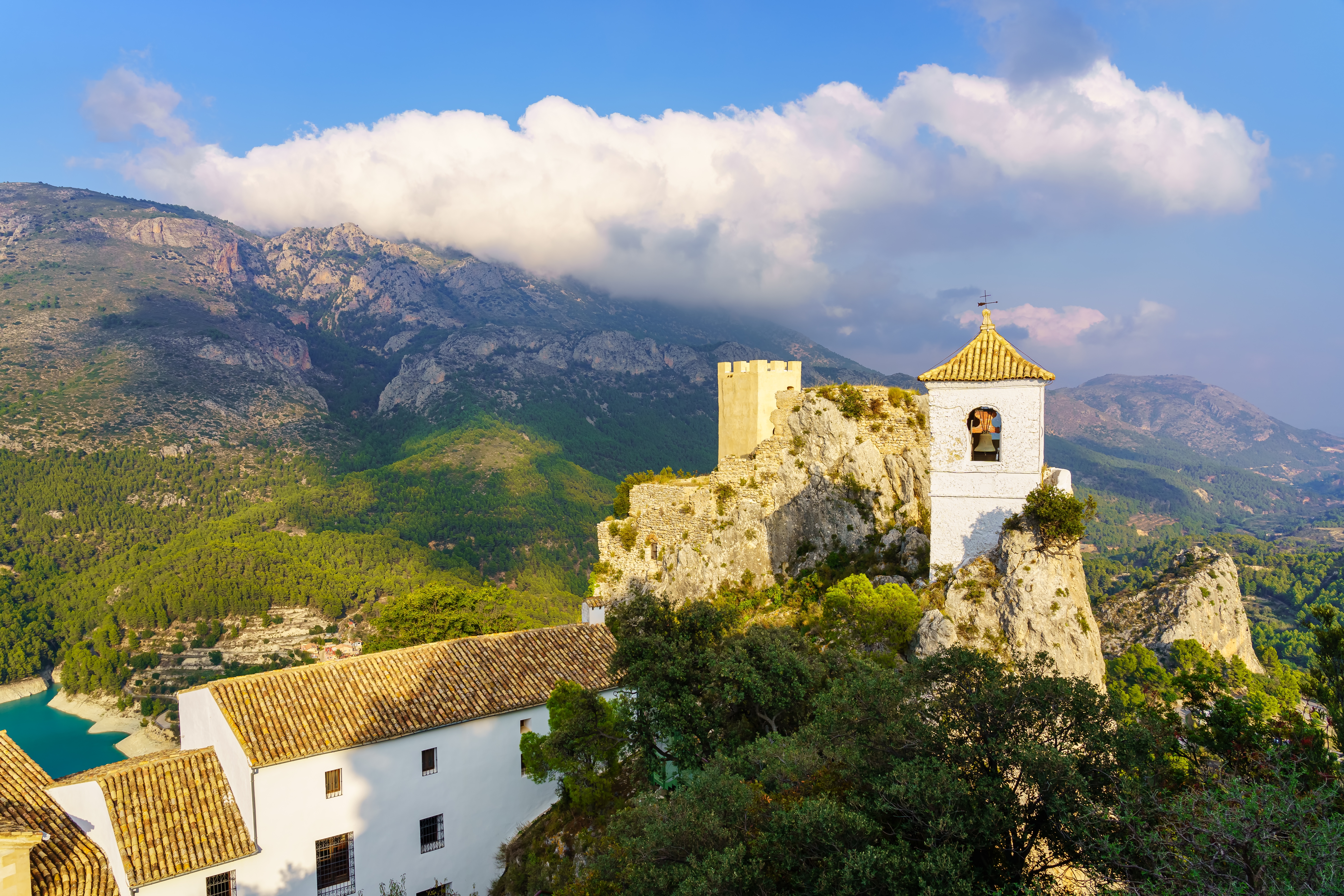 Guadalest bjerglandsby med imponerende middelalderslot og kirke på klippetop i Valencia Spanien