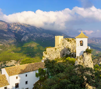 Guadalest bjerglandsby med imponerende middelalderslot og kirke på klippetop i Valencia Spanien