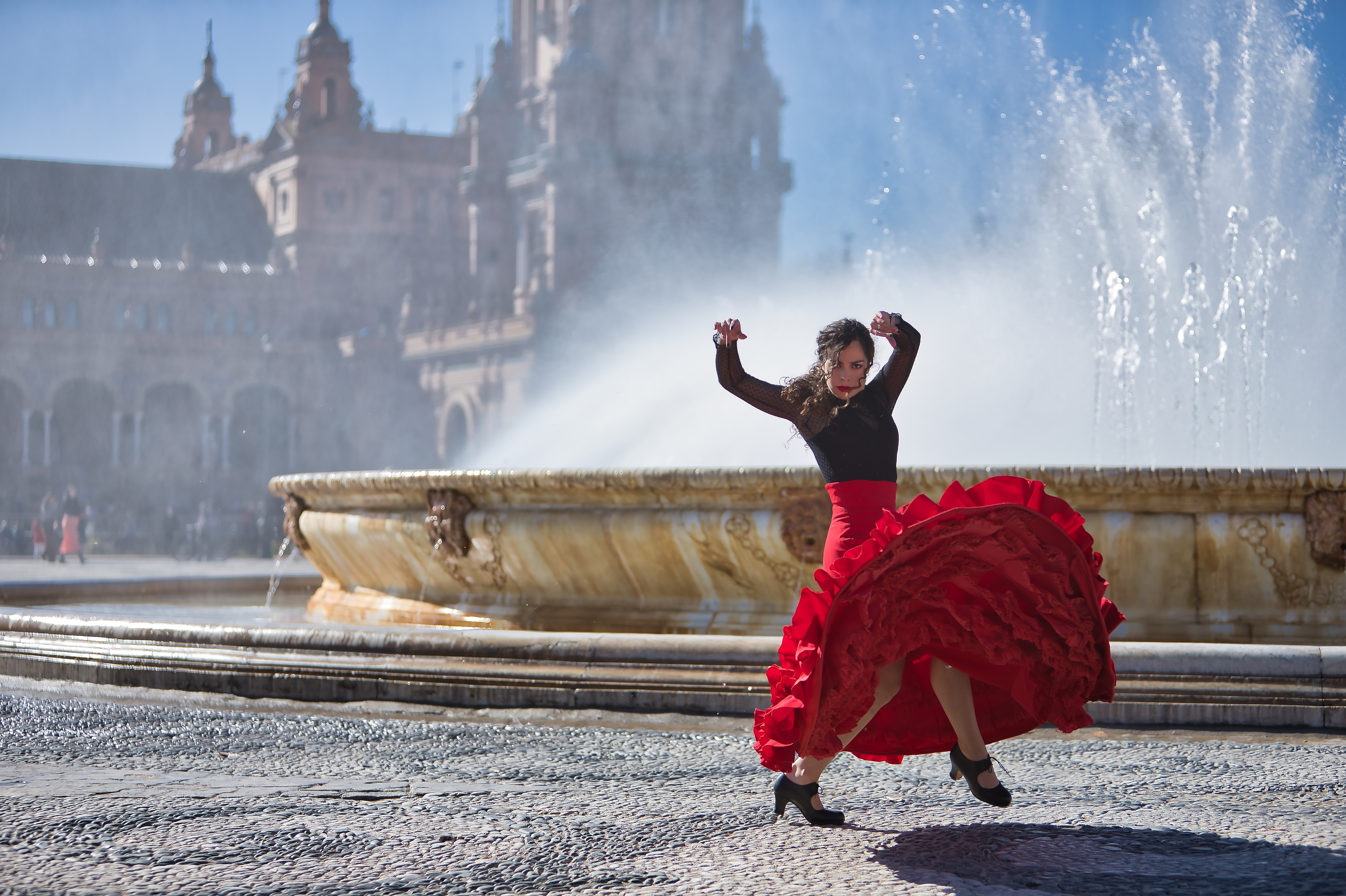 Autentisk flamencodans i traditionelt kostume på smuk plads i Sevilla, Spanien