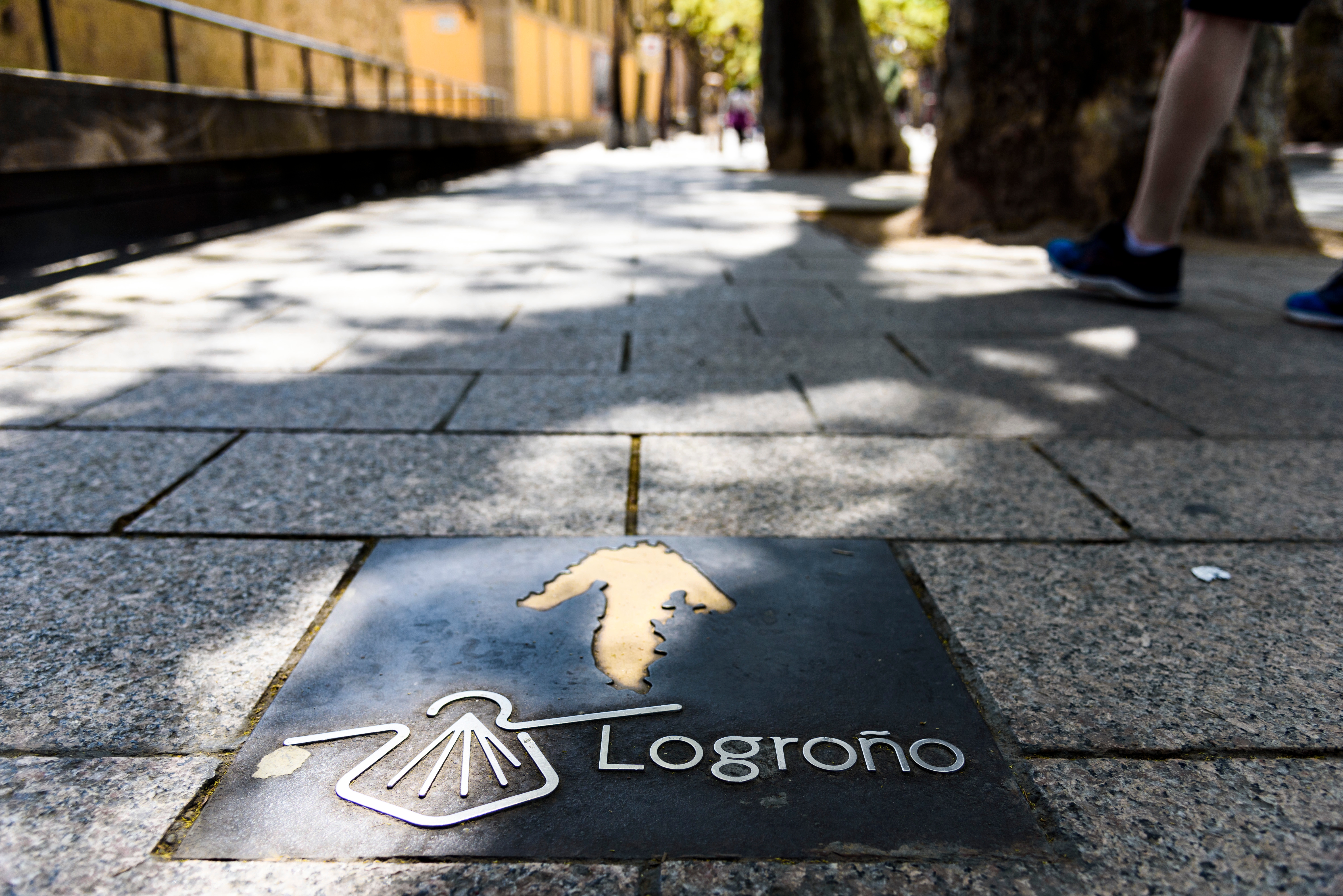 Spanien Logroño Santiago pilgrimsvej metal skilt i stenbelægning