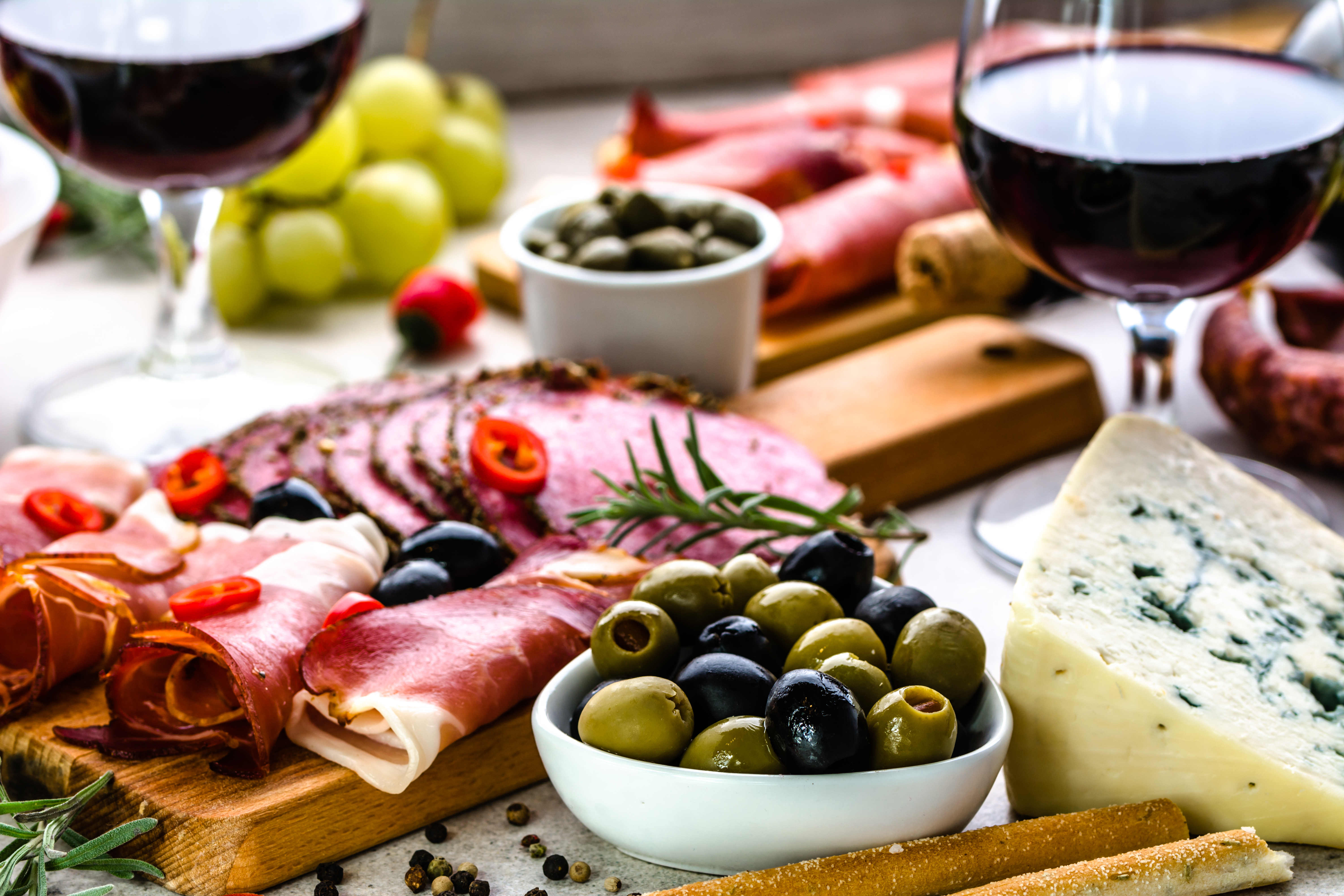 Traditionelle spanske tapas med serrano skinke, manchego ost og oliven fra Spanien rejse