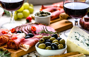 Traditionelle spanske tapas med serrano skinke, manchego ost og oliven fra Spanien rejse