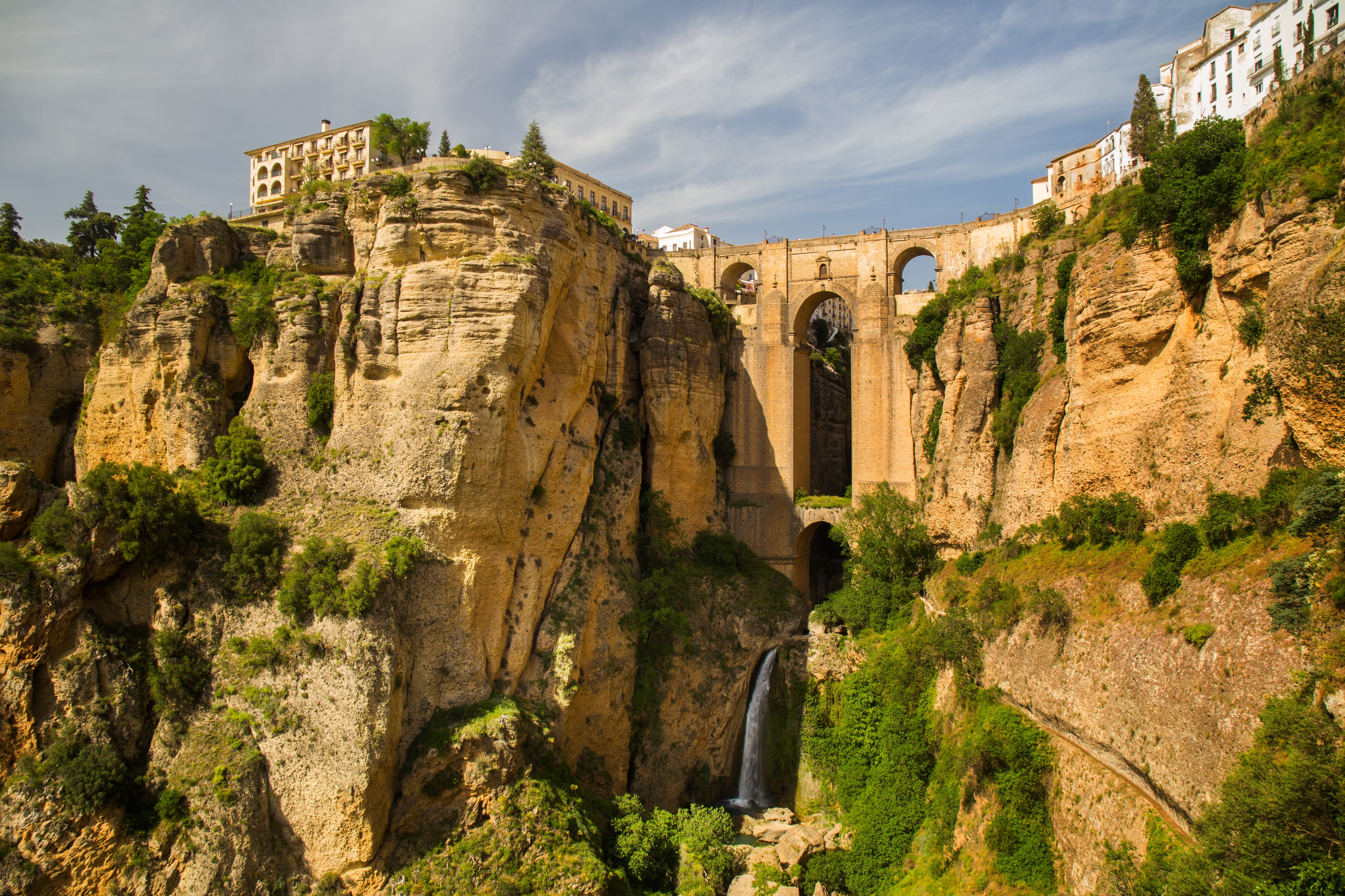 Spektakulær arkitektur i Ronda Spanien med historisk bro og traditionelle andalusiske bygninger