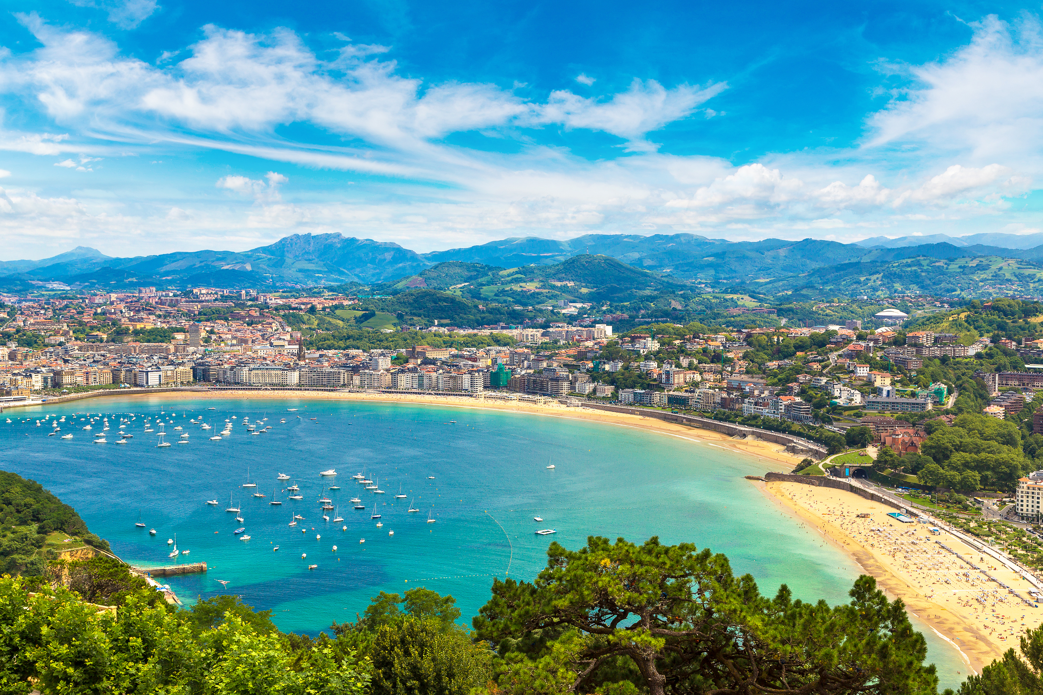Spektakulær udsigt over San Sebastian strand og bugt med bjerge i det nordlige Spanien