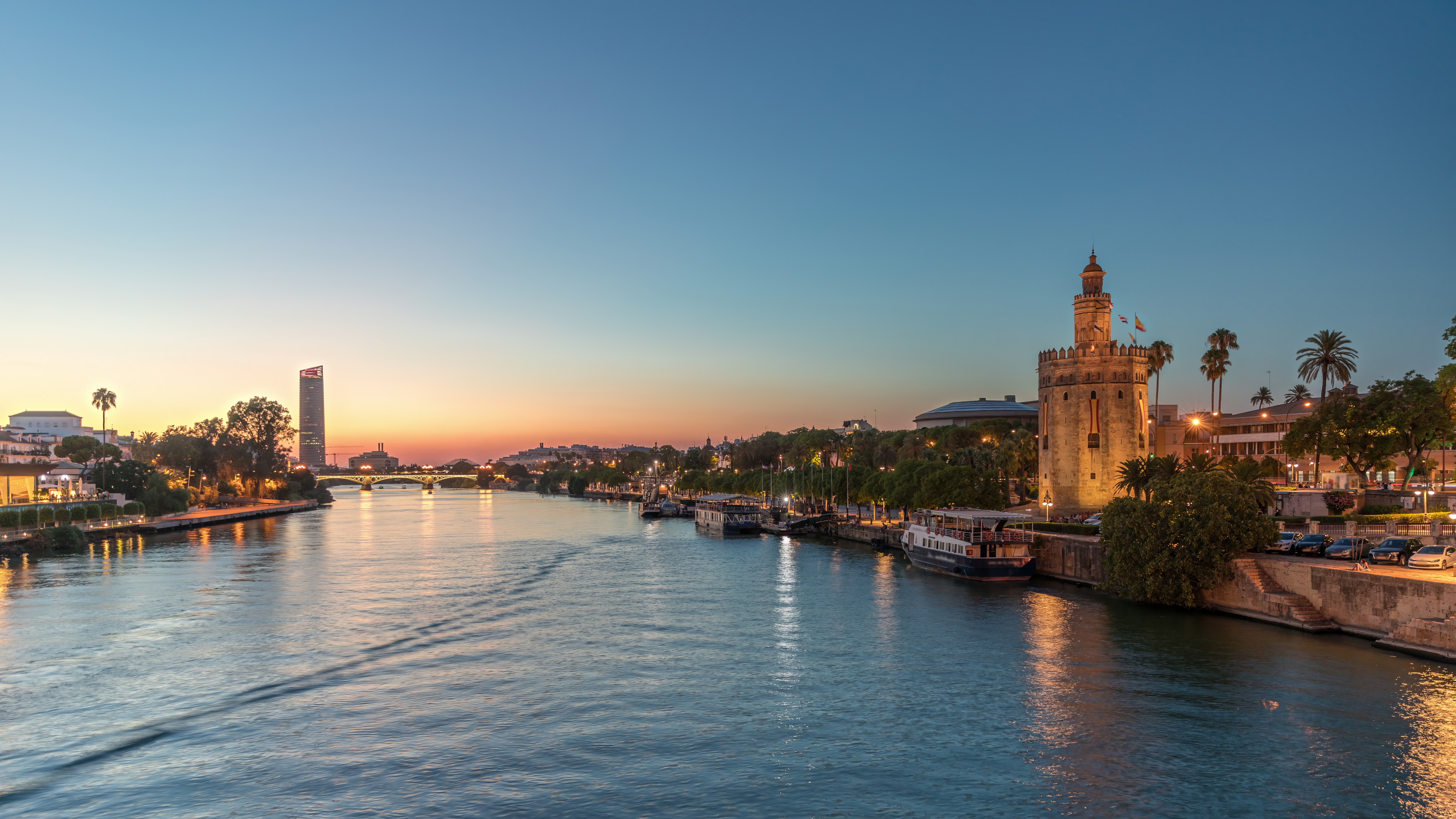 Spaniens Sevilla med middelalderligt Torre del Oro tårn ved floden i solnedgang