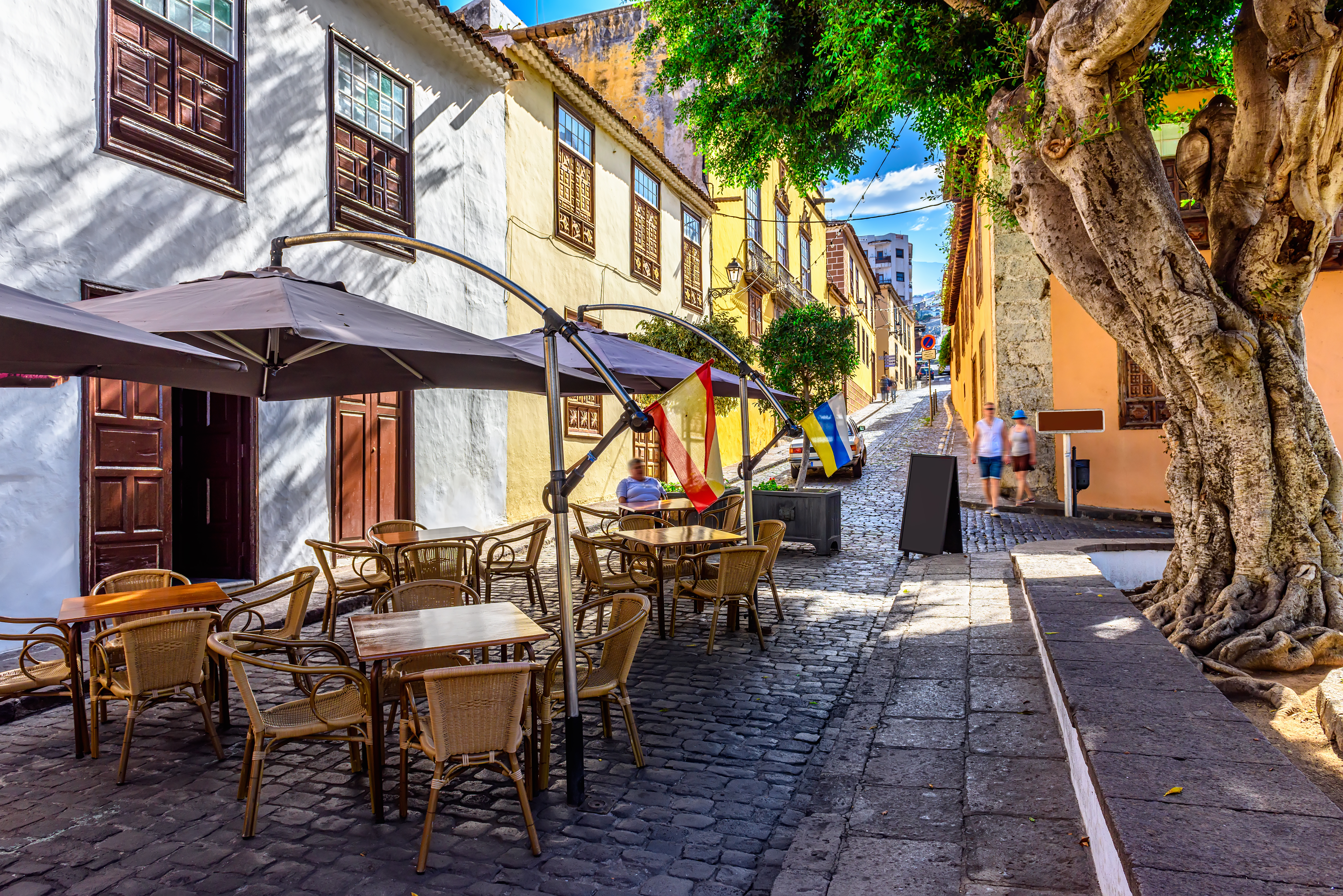 Idyllisk gade scene med cafe terrasse i historisk spansk by på Tenerife