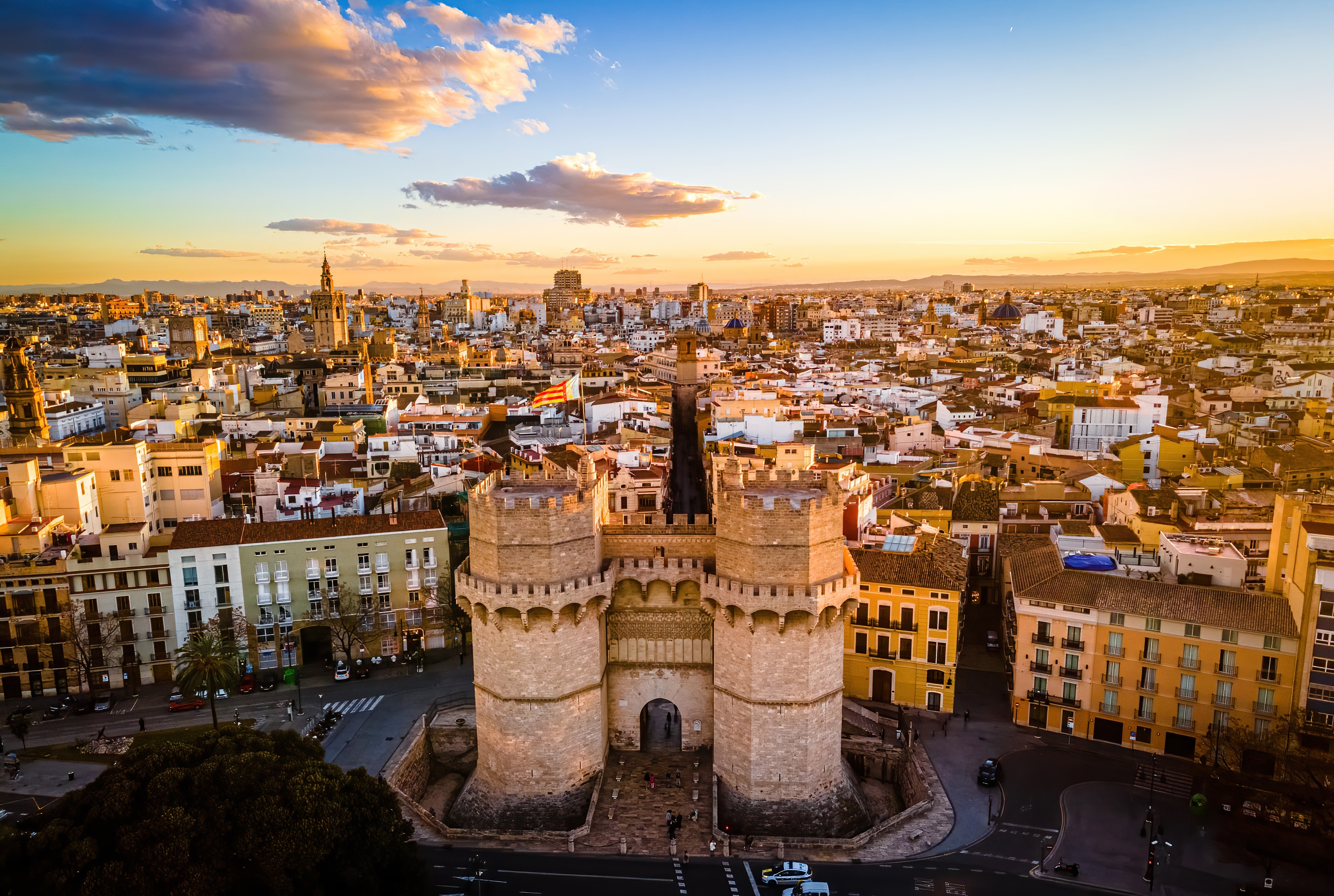 Torres de Serranos historiske porte og Valencia gamle bydel fotograferet fra luften