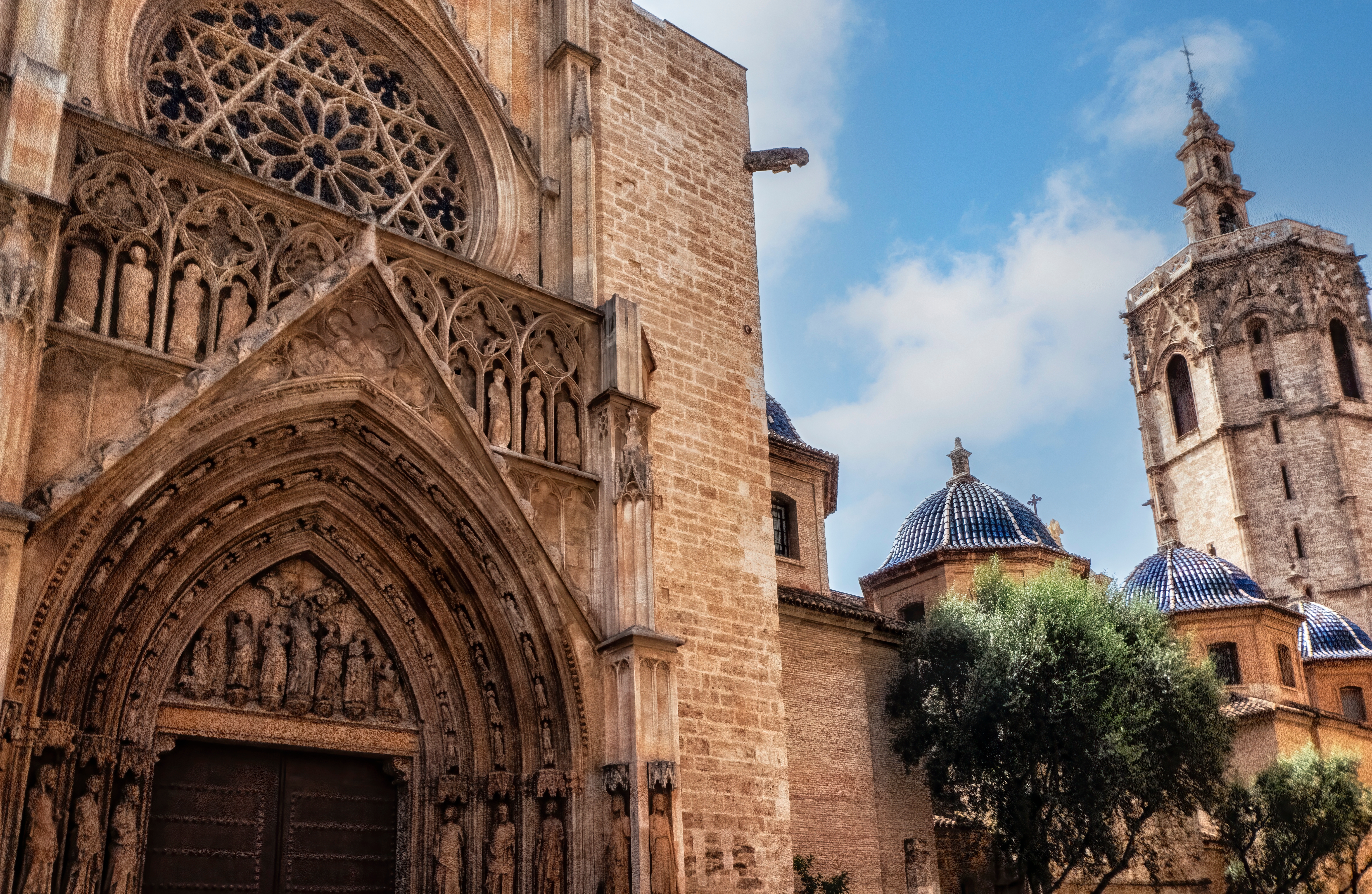 Den fascinerende Valencia Katedral ved Plaza de la Virgen - en arkitektonisk perle bygget mellem 1252 og 1482 på stedet for en tidligere moské og et romersk tempel