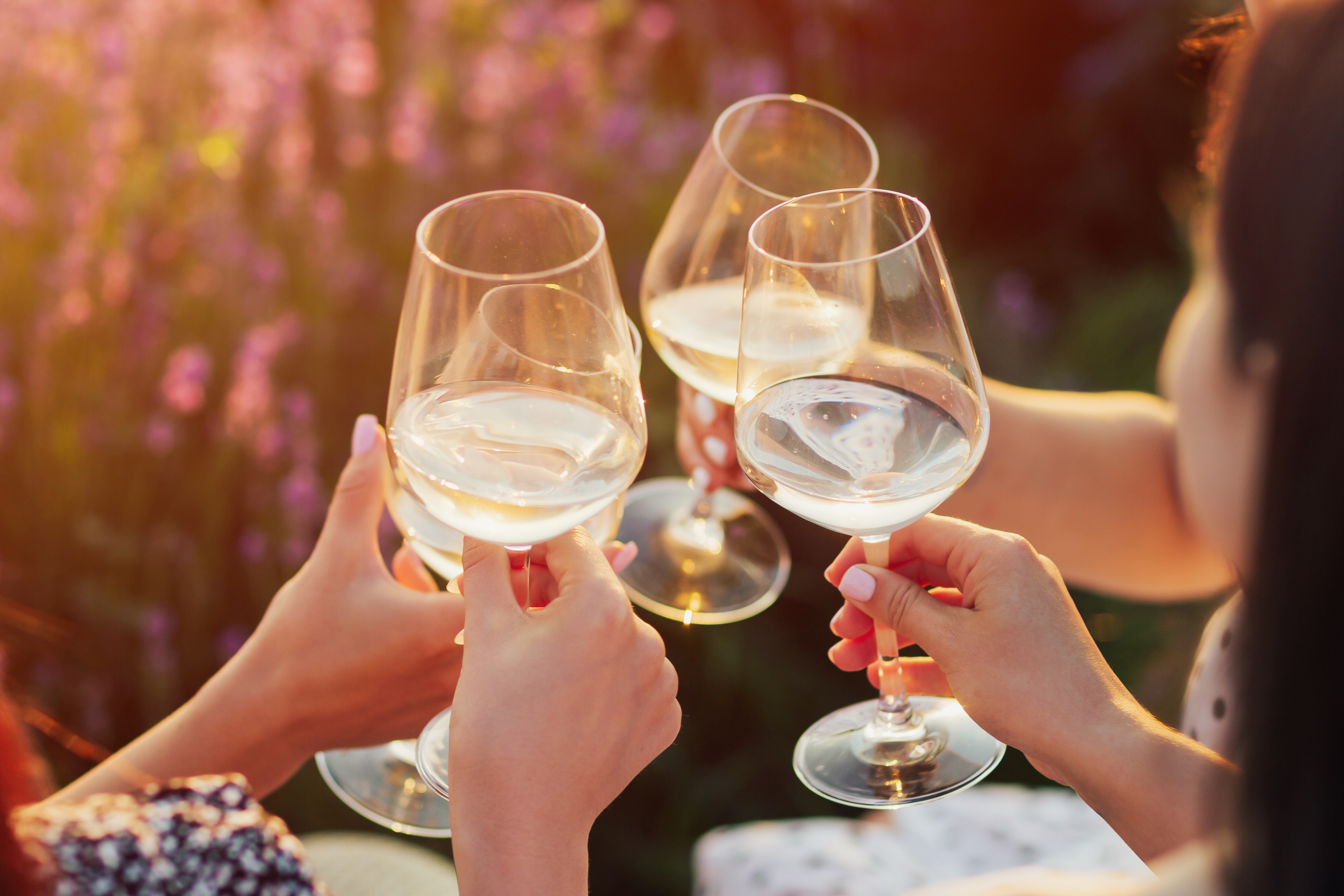 Festlig vinsmagning udendørs under gyldent lys i Spanien