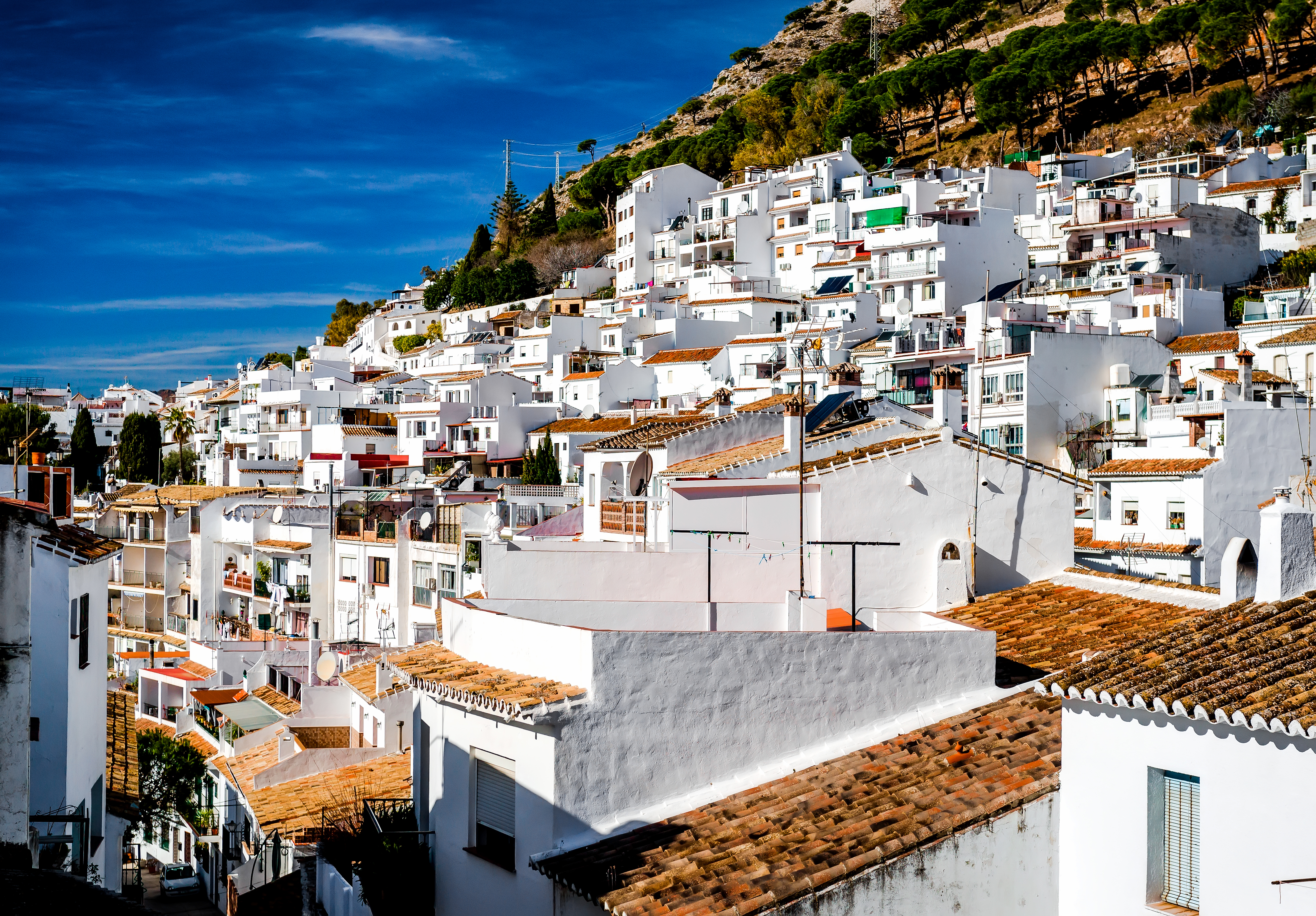 Traditionel spansk arkitektur med hvide vægge og røde tegltage i pittoresk landsby nær Malaga, Andalusien