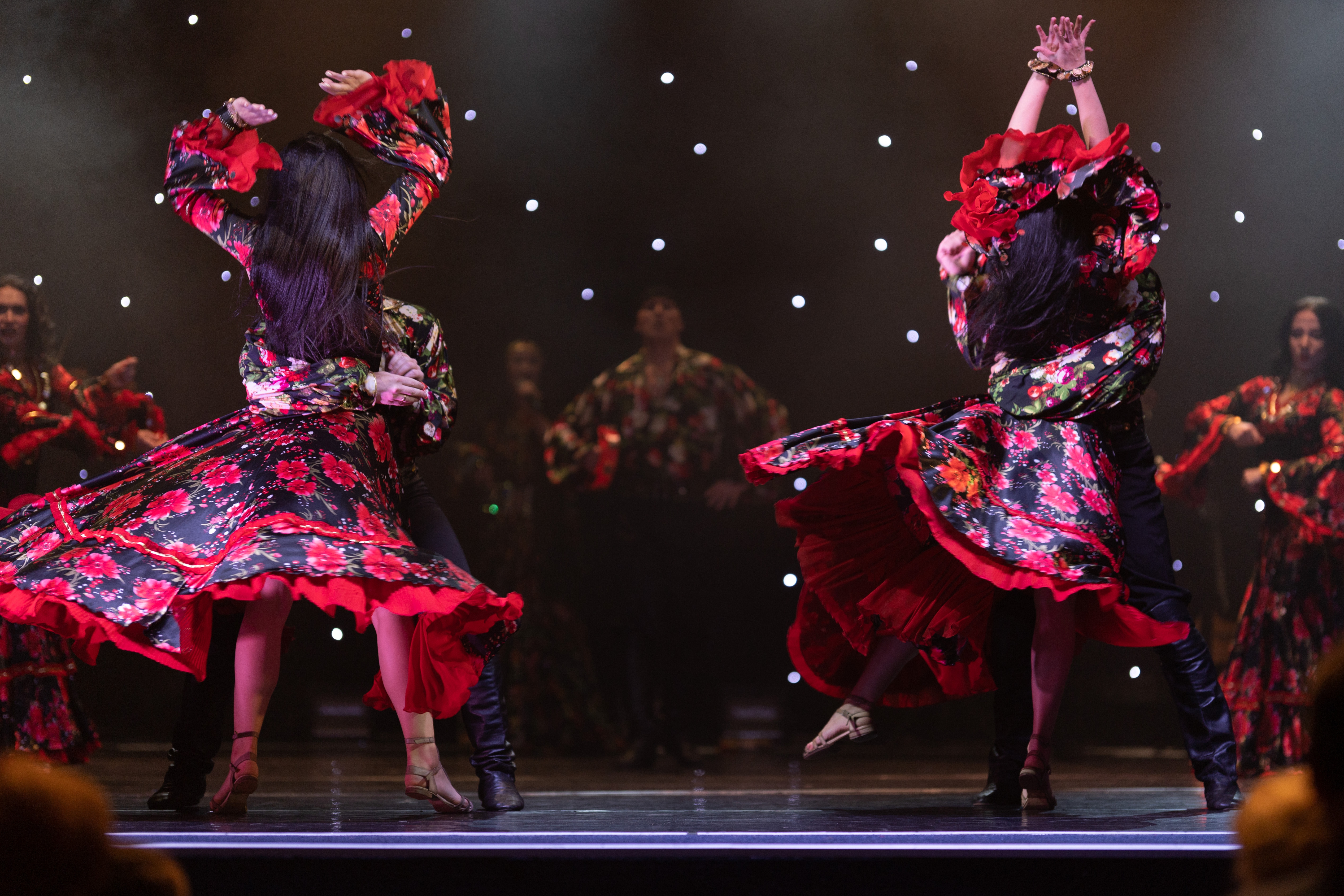 Spansk kulturel flamenco danseopvisning med røde kjoler