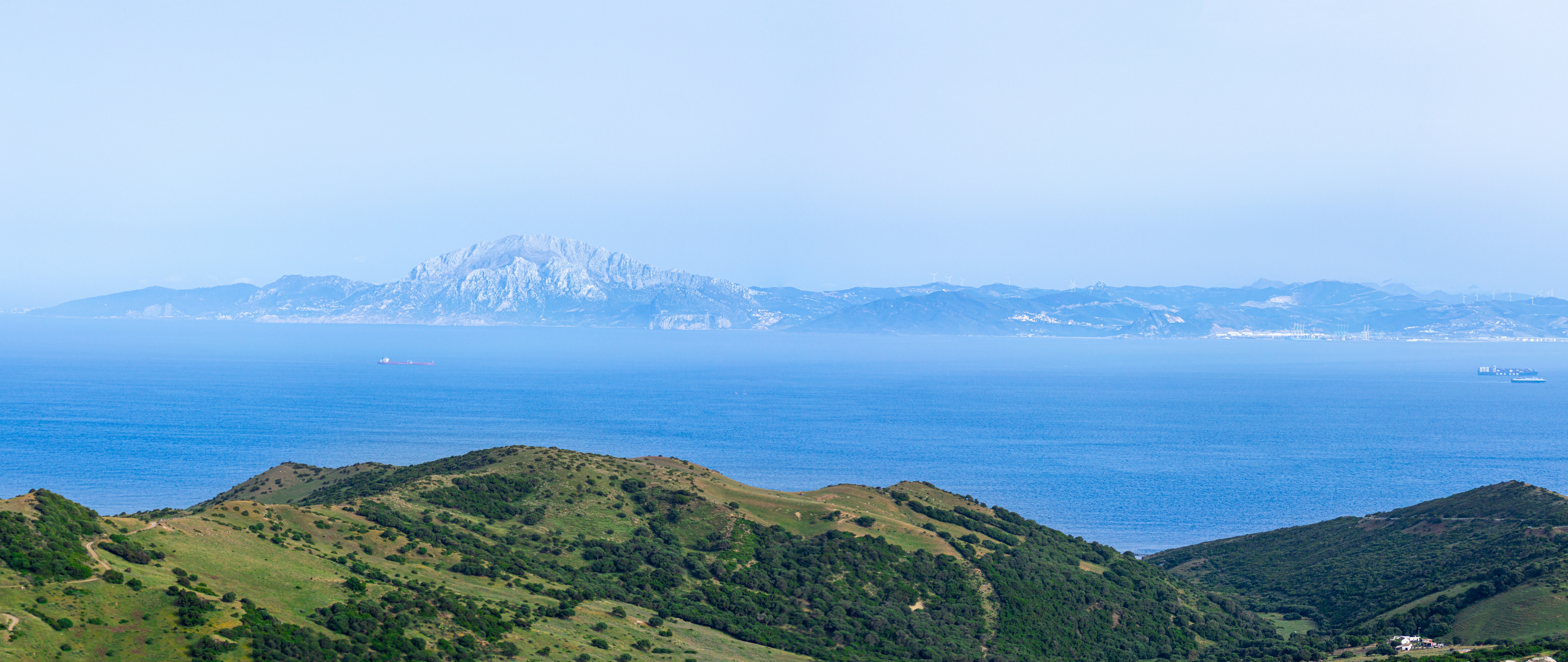 Idyllisk panoramaudsigt fra spansk kystområde over det azurblå Middelhav mod Gibraltar