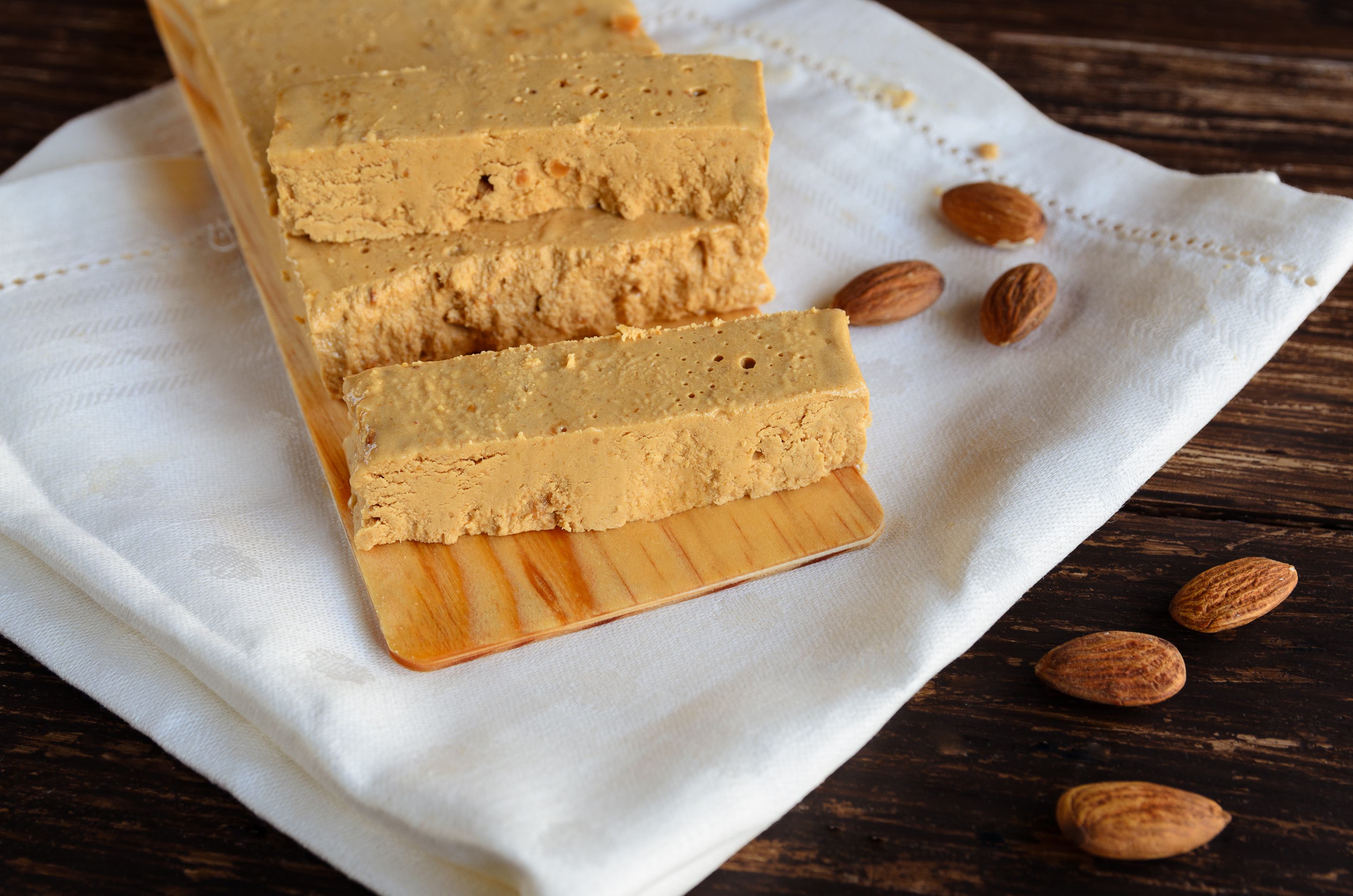 Traditionel spansk turron konfekt med mandler fra Spanien
