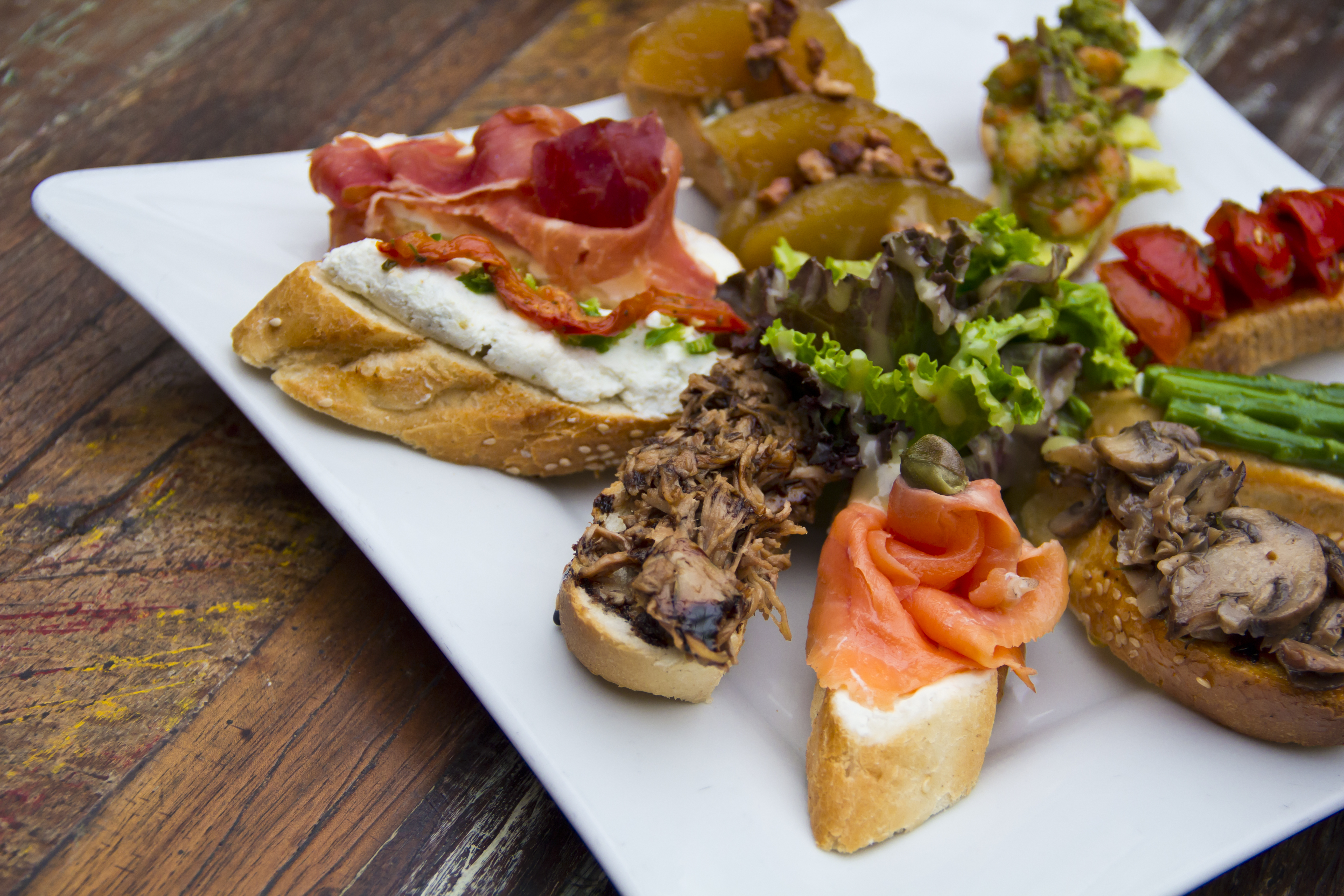 Spansk street food tapas fra Madrid bar med grillet grøntsager og laks