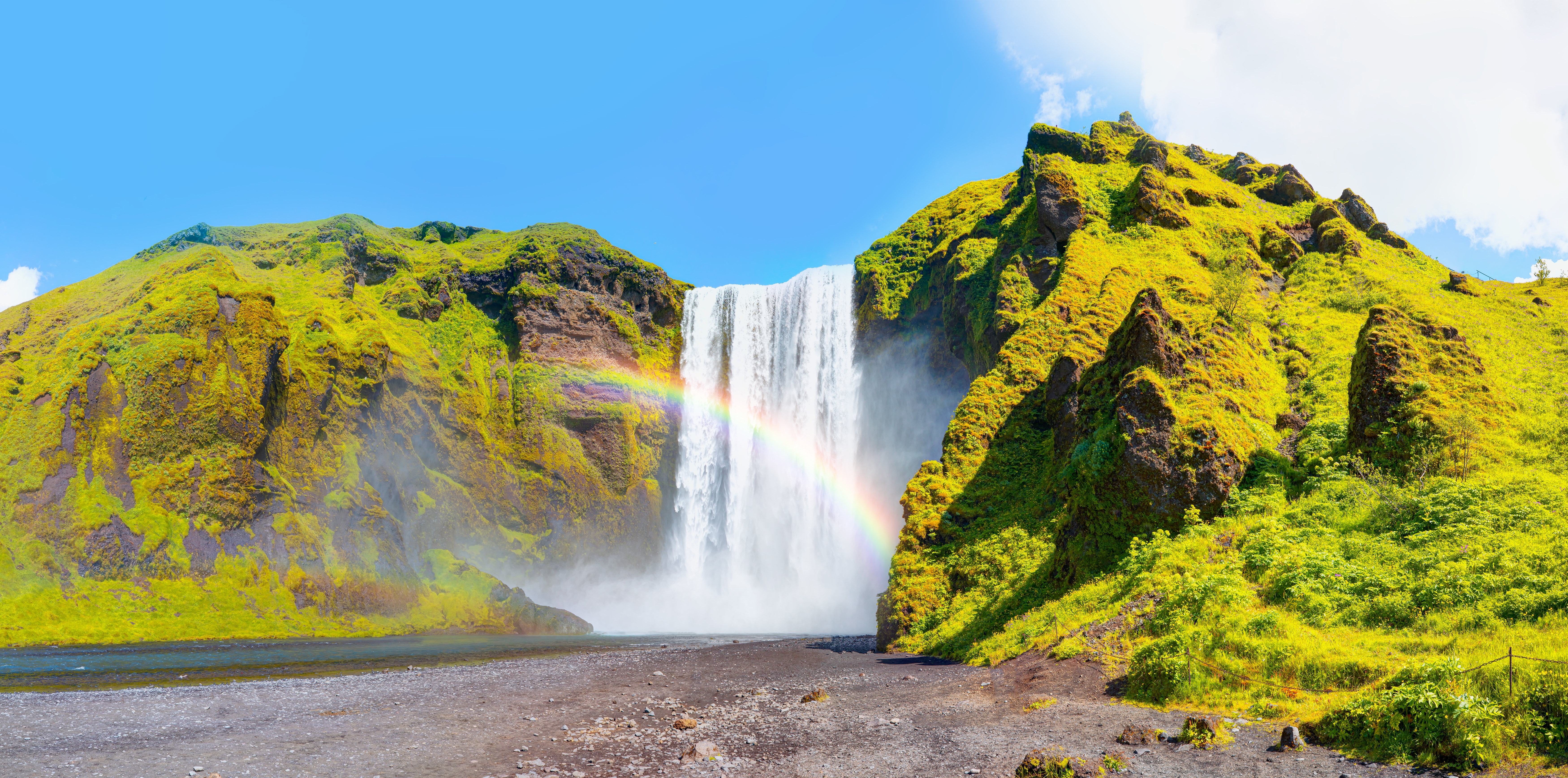 Spektakulært Skogafoss vandfald i Islands dramatiske landskab