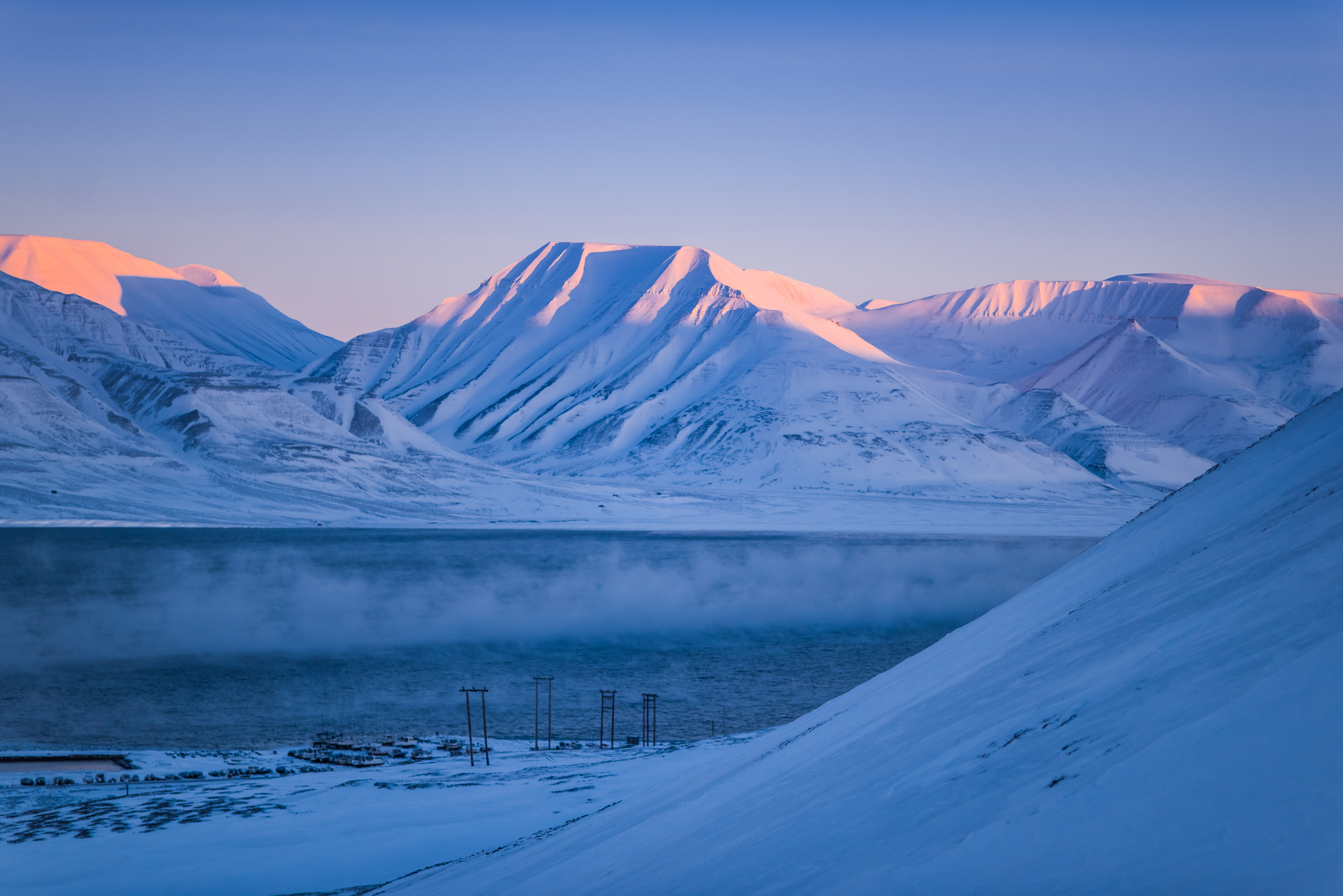 Fantastisk arktisk naturlandskab med snedækkede bjerge på Spitsbergen