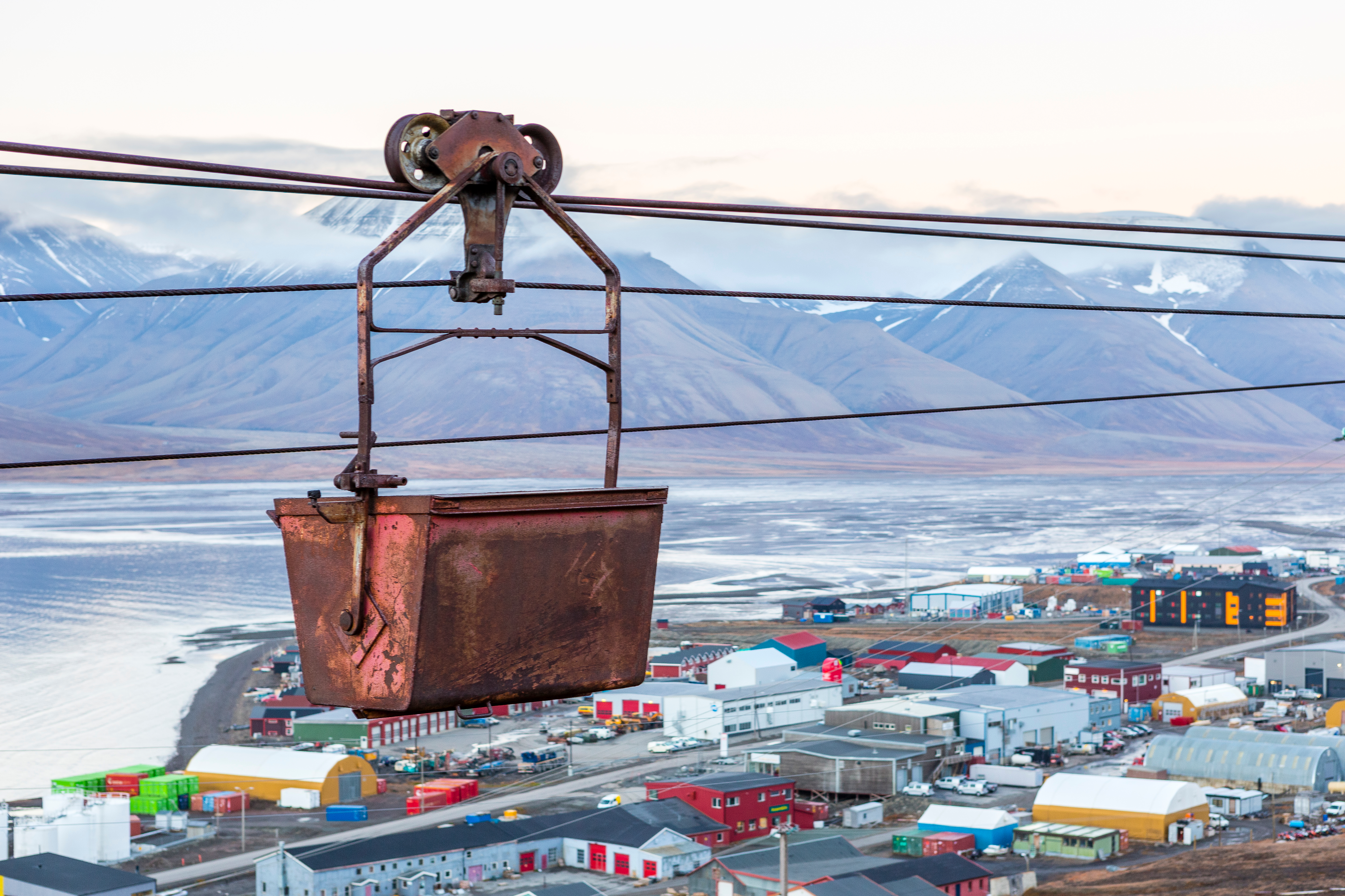 Vintagetonebane med udsigt over Longyearbyen på Spitsbergen
