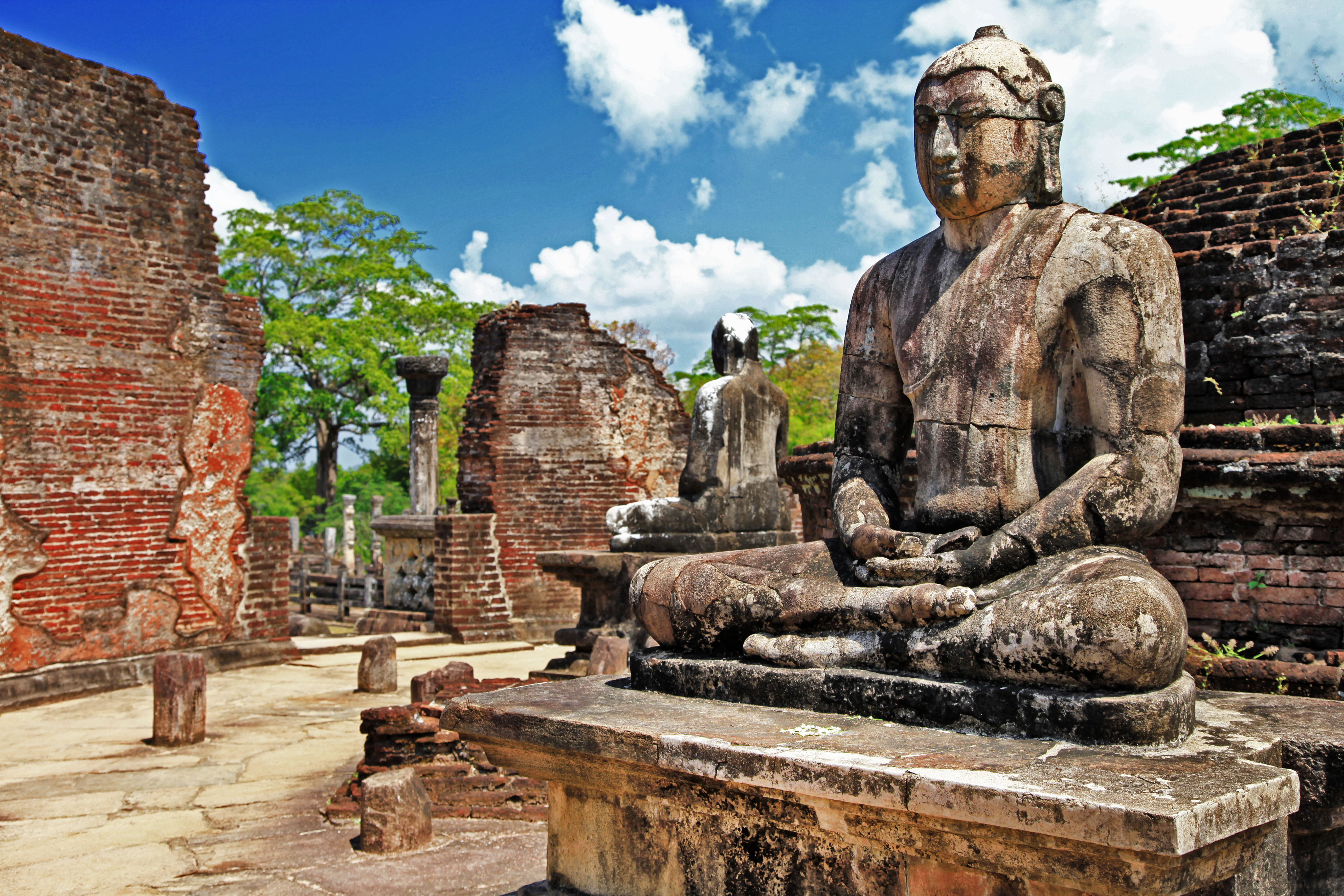 Mediterende Buddha-statue ved de antikke ruiner i Polonnaruwa, Sri Lankas middelalderlige hovedstad