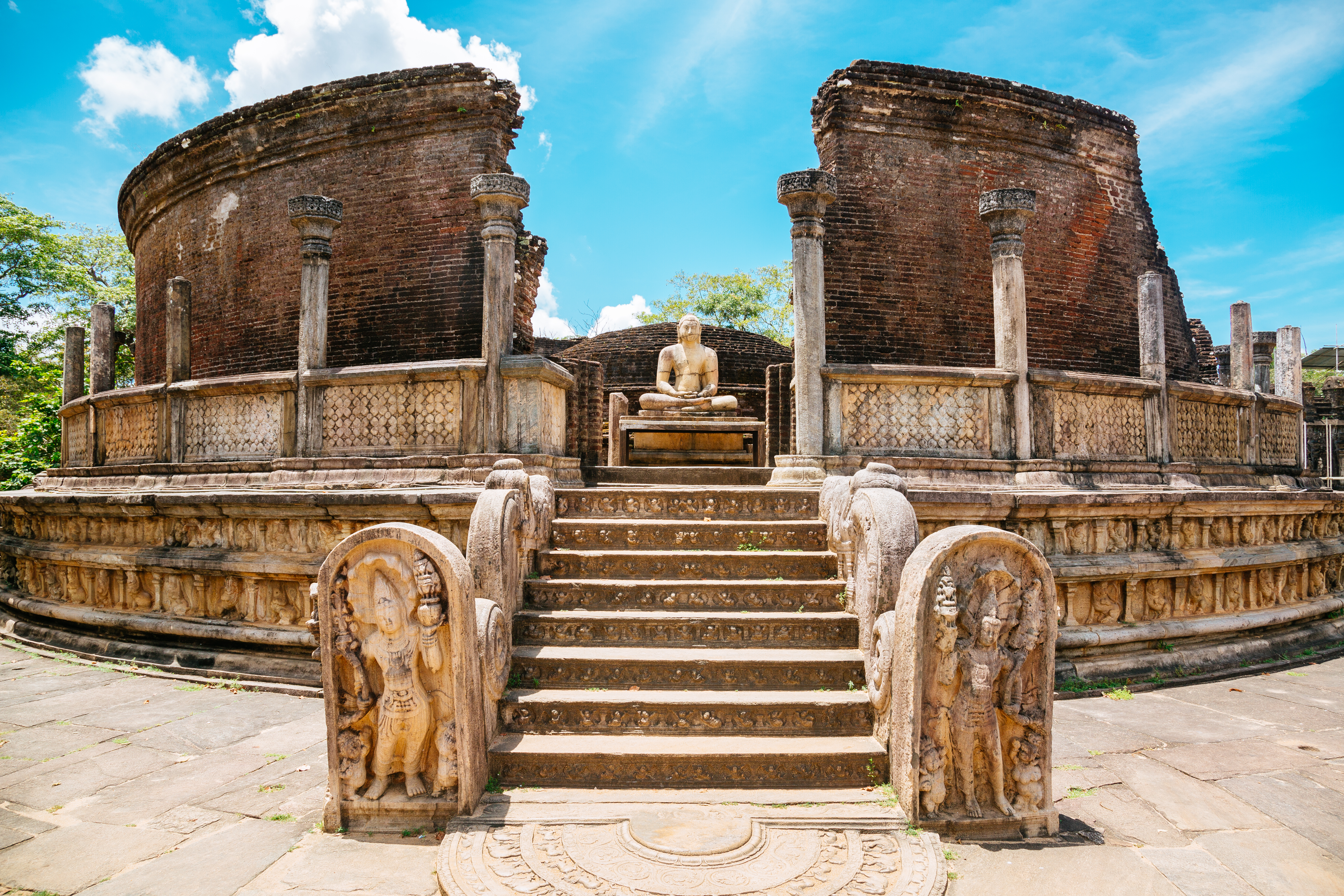 Buddhistisk stenarkitektur og ruiner i den gamle kongeby Polonnaruwa