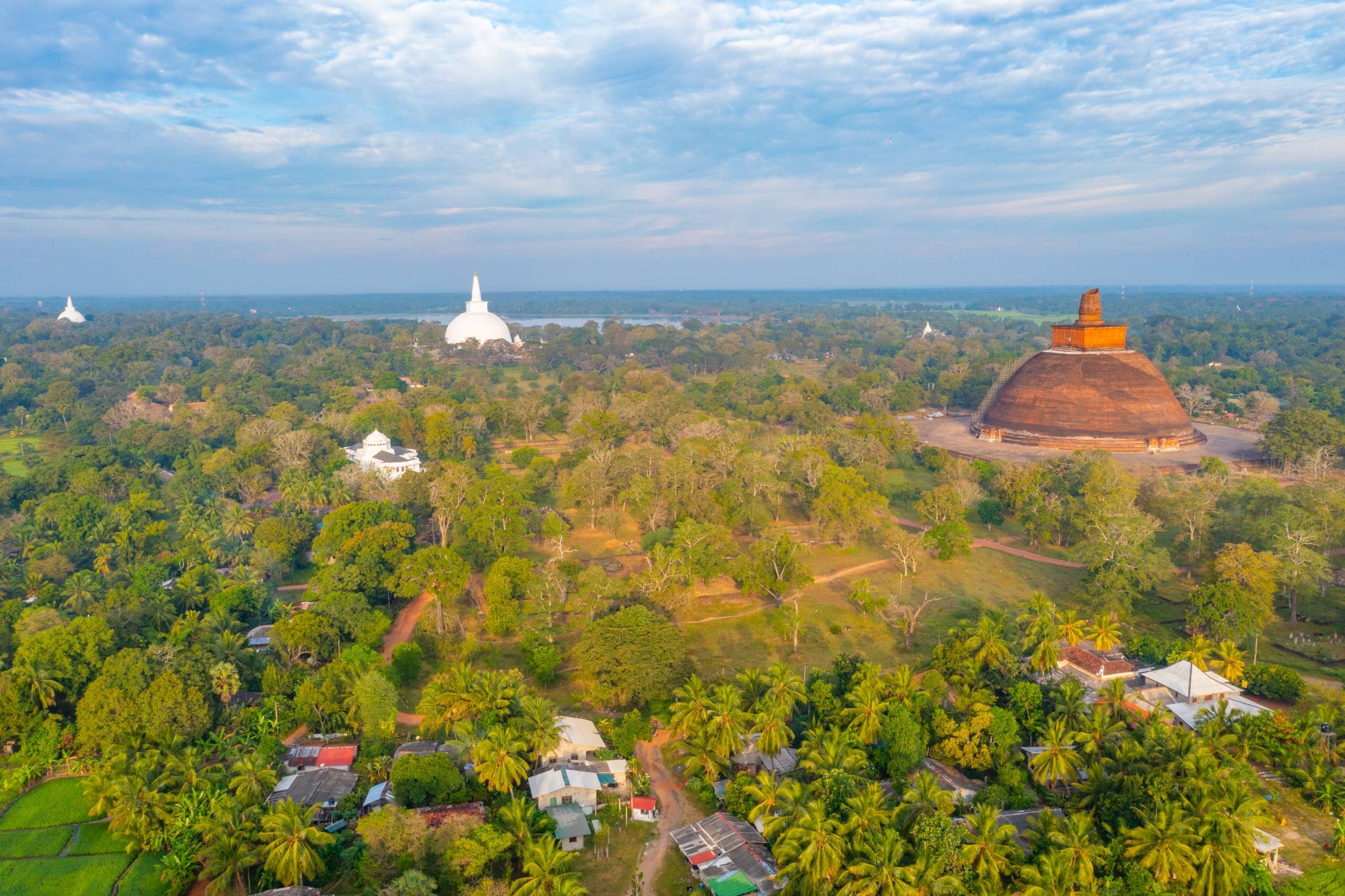 Spektakulært luftbillede af antikke buddhistiske templer og monumenter i Anuradhapura, Sri Lanka