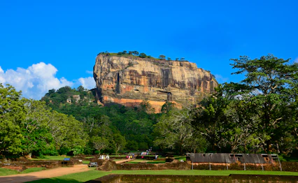 Majestætisk Sigiriya klippefæstning omringet af grøn jungle i Sri Lanka
