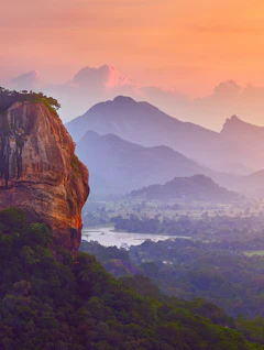 Dramatisk solnedgang over den historiske Sigiriya klippeborg i Sri Lanka